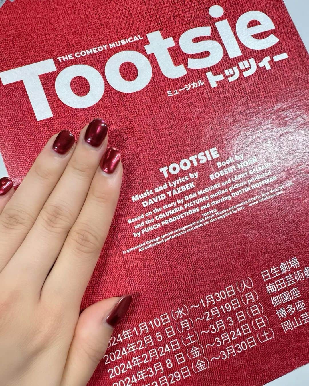 昆夏美のインスタグラム：「. #tootsie 稽古進んでます🙌🏻 楽しい作品になりそう☺︎ お稽古頑張ります！！ . . . 赤色が印象的なこの作品。 気づいたら、私の髪もネイルも赤かった。笑 今はもう色落ちしちゃったけど🤣 . . 初共演のちゃぴちゃん♡嬉しいな♡ 仲良くしてくれてありがとう♡」