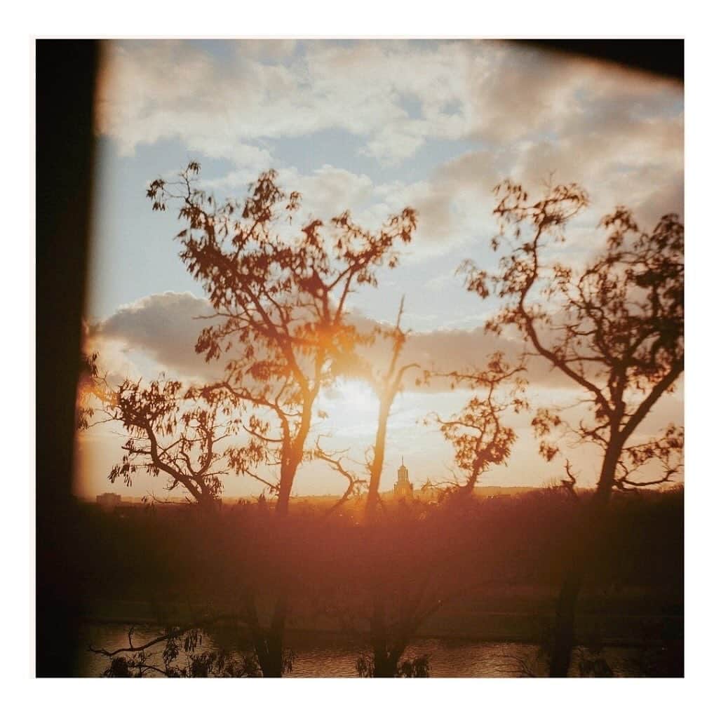 北嶋徹のインスタグラム：「⠀ リハの毎日ですが カレンダーのセレクトも 写真が10万枚以上あった😇  シャッターを切ったその時を思い出しながら どんな時間も意外に鮮明だったりして 普段は忘れ物ばっかりなのに不思議ね  PORTRA800」