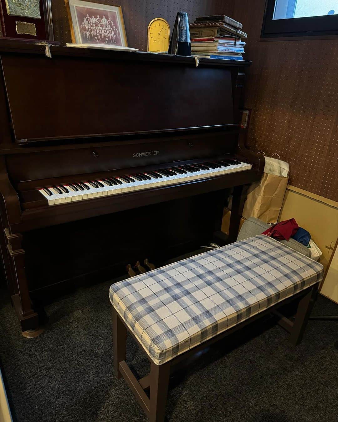 森山良子さんのインスタグラム写真 - (森山良子Instagram)「今日はいつになーくテーブルの上が片付いている。そう、帰国中の大江千里さんが午前中から打ち合わせを兼ねてお昼をウチで、、、とランチ。 そして調律していないピアノで大丈夫と、新しい日本語のジャズの練習。  私の最寄り駅🚉までお迎えに行ったらどうやらホテルから家とは逆の虎ノ門方向にいってしまい乗り換えたら又、方向違い！よりによって私は携帯持たずにお迎えに行ってしまい、ありゃリャと心配になり携帯を取りに自宅に戻ったその間に千ちゃん到着。あえて良かった。  蕎麦ランチの写真も何も夢中で話したり食べたり歌ったりしていたので後の祭り。 午後からのNHKの玄関迄、無事送り 間に合いました。 NYでレッスンをして頂いたローレン先生からの秘伝のsinging straw,を持って来てくれた。 細いストローを水の入ったコップでボコボコ吹きながら声を出す。素敵なアイデアだ。ローレン先生と笑いながらお稽古した日を思いだす。ボコボコボコボコってしながらアッハッハ、、、レッスンした事思い出した🥰 あ、最後の写真はお友達とご飯を頂き最後にもういっぱい、って行って教えて貰った軽くて美味しくって綺麗なドリンク。😊」11月29日 21時45分 - ryoko5699
