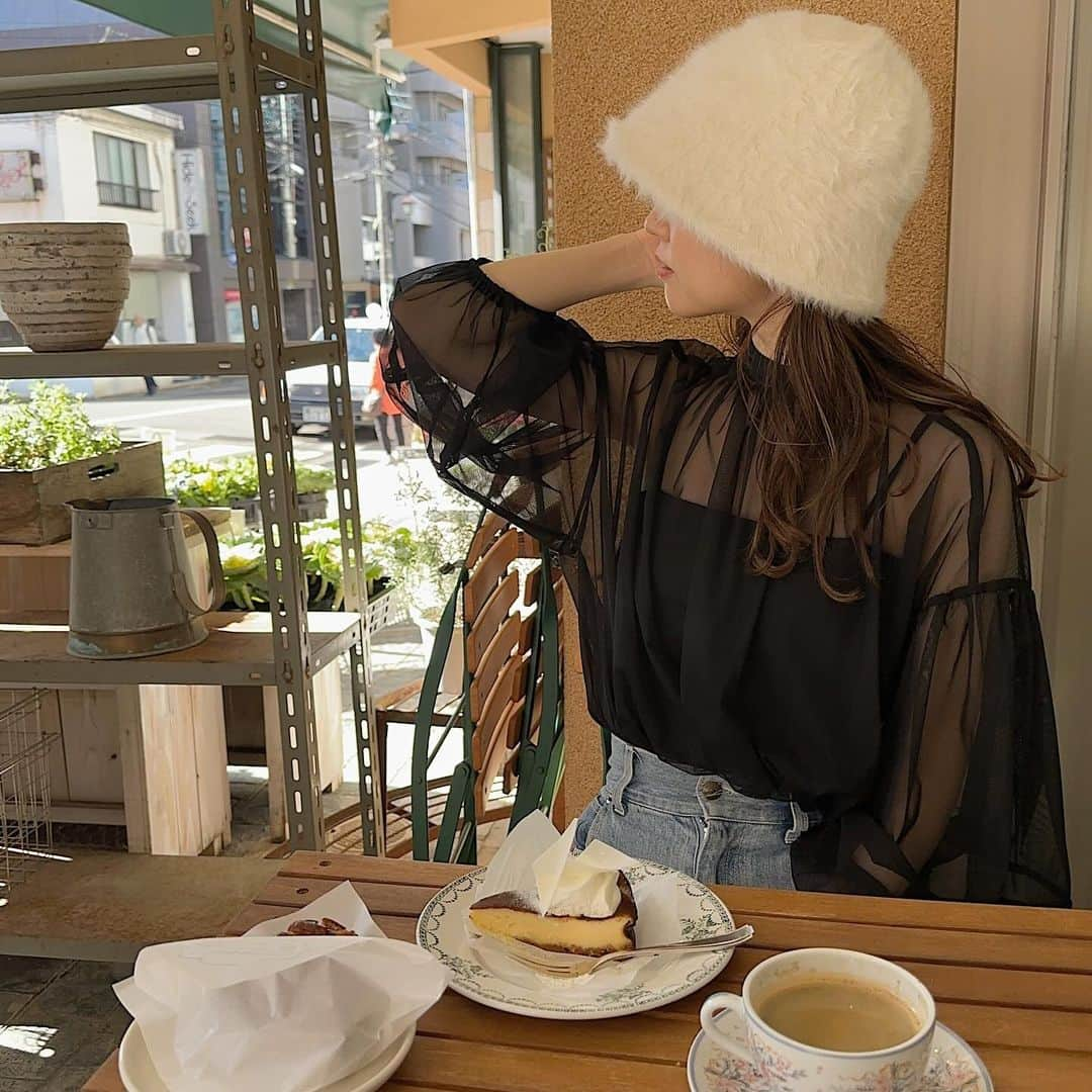 えださんのインスタグラム写真 - (えだInstagram)「カフェコーデ☕️ ⁡ ファーハットとローファーは今日から! アウターとトップスも販売中💐♡ ⁡ ⁡ アウター脱いだ時にスケスケだったらドキッとするかわいさある😌♡ タイトなトップス中に重ねて着てもかわいい👌 ——————————— えだ 低身長（155cm）/骨格ウェーブ/イエベ春 ⁡ 𖦥 えだコーデは100%脚を出しません◎私と同じような脚に自信がない女性の参考になりますように🫧 ⁡ 着ているお洋服についてもっと詳しく知りたい方はwearもぜひ見てね🫶🏻 wearID→unitarosu9876 ——————————— ⁡ #秋冬コーデ　#冬コーデ　#脚を出さないコーデ　#155cmコーデ　#シアートップス　#デートコーデ　#冬アウター　#カフェコート　　#クリスマスコーデ　#石川カフェ　#金沢カフェ　#ビケットボンボン　#biquettebonbons #近江町カフェ　#近江町市場カフェ」11月29日 21時41分 - yuzutarosu9876