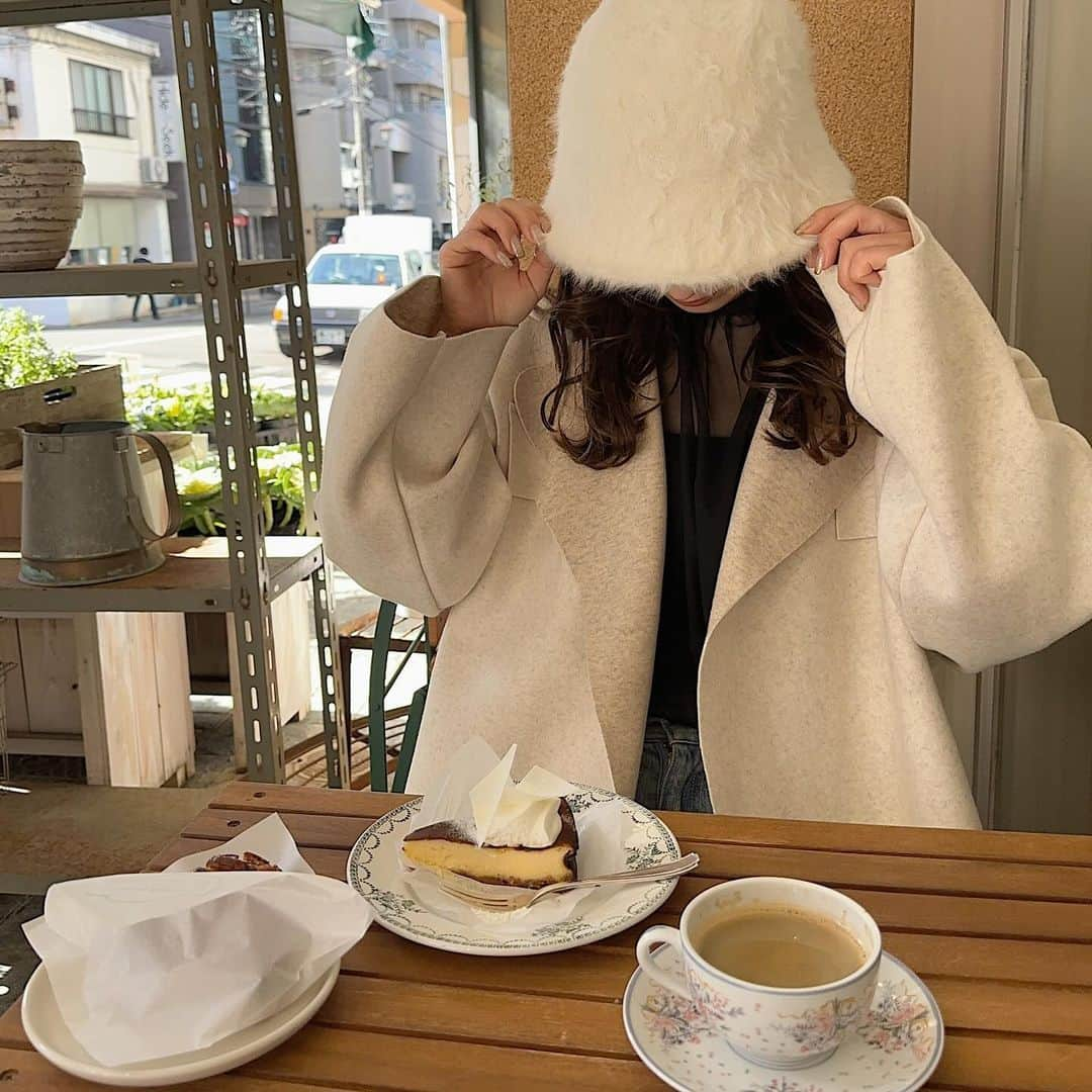 えださんのインスタグラム写真 - (えだInstagram)「カフェコーデ☕️ ⁡ ファーハットとローファーは今日から! アウターとトップスも販売中💐♡ ⁡ ⁡ アウター脱いだ時にスケスケだったらドキッとするかわいさある😌♡ タイトなトップス中に重ねて着てもかわいい👌 ——————————— えだ 低身長（155cm）/骨格ウェーブ/イエベ春 ⁡ 𖦥 えだコーデは100%脚を出しません◎私と同じような脚に自信がない女性の参考になりますように🫧 ⁡ 着ているお洋服についてもっと詳しく知りたい方はwearもぜひ見てね🫶🏻 wearID→unitarosu9876 ——————————— ⁡ #秋冬コーデ　#冬コーデ　#脚を出さないコーデ　#155cmコーデ　#シアートップス　#デートコーデ　#冬アウター　#カフェコート　　#クリスマスコーデ　#石川カフェ　#金沢カフェ　#ビケットボンボン　#biquettebonbons #近江町カフェ　#近江町市場カフェ」11月29日 21時41分 - yuzutarosu9876