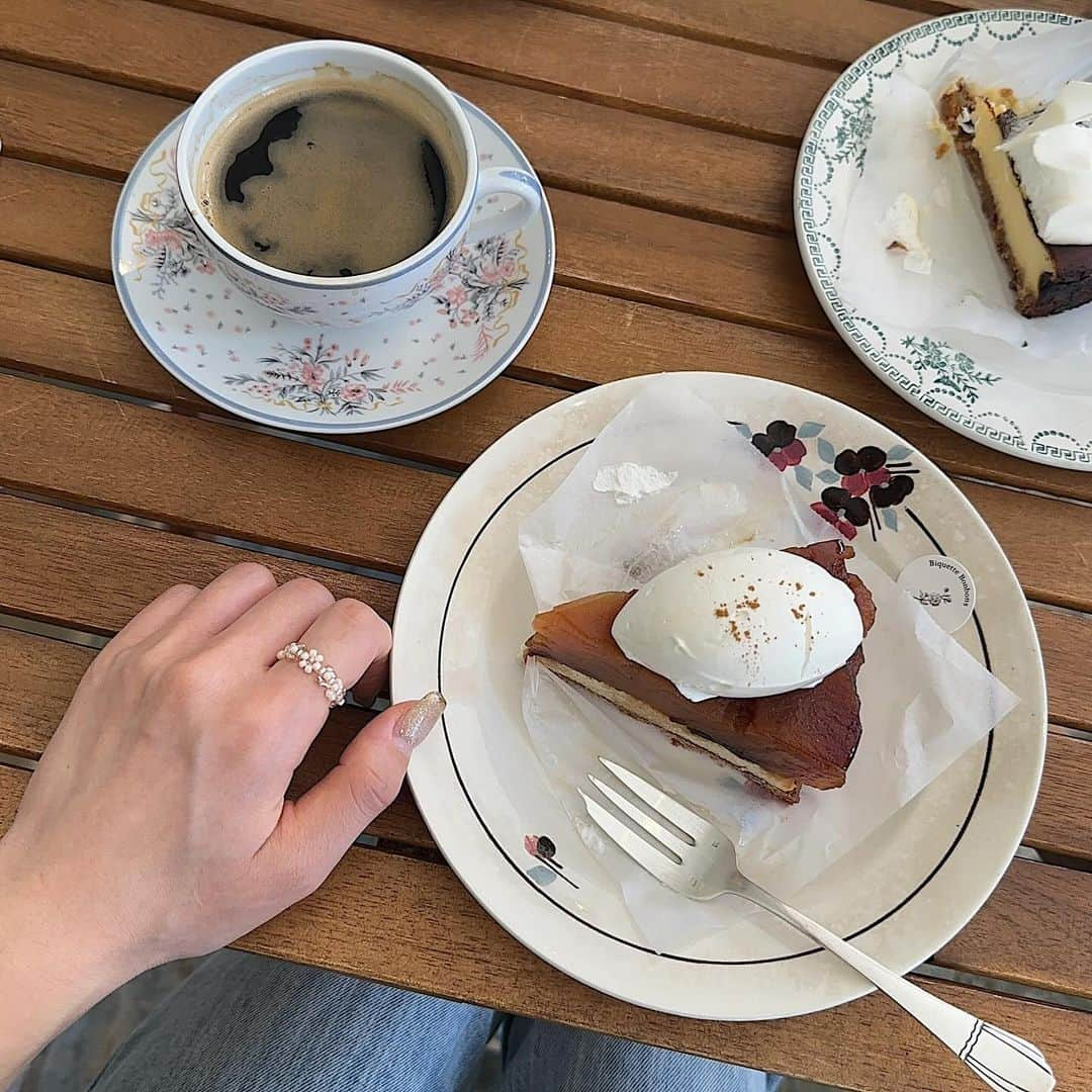 えださんのインスタグラム写真 - (えだInstagram)「カフェコーデ☕️ ⁡ ファーハットとローファーは今日から! アウターとトップスも販売中💐♡ ⁡ ⁡ アウター脱いだ時にスケスケだったらドキッとするかわいさある😌♡ タイトなトップス中に重ねて着てもかわいい👌 ——————————— えだ 低身長（155cm）/骨格ウェーブ/イエベ春 ⁡ 𖦥 えだコーデは100%脚を出しません◎私と同じような脚に自信がない女性の参考になりますように🫧 ⁡ 着ているお洋服についてもっと詳しく知りたい方はwearもぜひ見てね🫶🏻 wearID→unitarosu9876 ——————————— ⁡ #秋冬コーデ　#冬コーデ　#脚を出さないコーデ　#155cmコーデ　#シアートップス　#デートコーデ　#冬アウター　#カフェコート　　#クリスマスコーデ　#石川カフェ　#金沢カフェ　#ビケットボンボン　#biquettebonbons #近江町カフェ　#近江町市場カフェ」11月29日 21時41分 - yuzutarosu9876