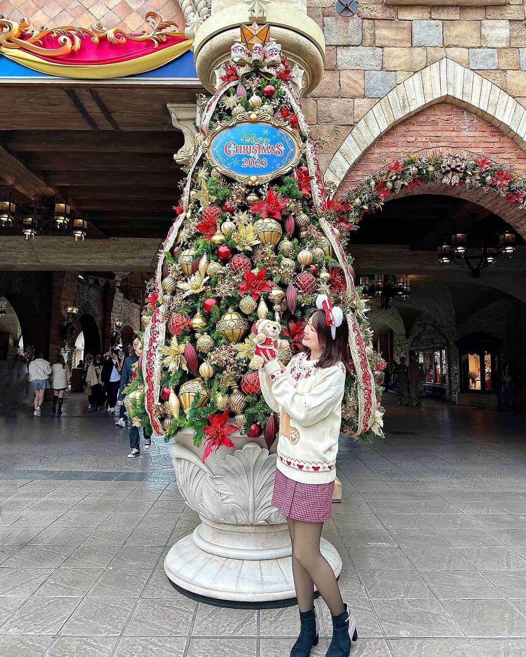 浅井麻里さんのインスタグラム写真 - (浅井麻里Instagram)「🎄ディズニーシー/クリスマス🎄 ⁡ ディズニーシーのエントランスのクリスマスツリー✨🎄 ⁡ 入り口からわくわくするよねー❤️😍 ⁡ このダッフィーニット＆ぬいぐるみ＆カチューシャは 今年のじゃないんだけど（笑）、 可愛くてお気に入りだから今年も着た＆連れてった♬🧸 ⁡ ⁡ ディズニークリスマスの写真もだけど、 横浜赤レンガ倉庫のクリスマスマーケットとか 京都の二条城のプロジェクションマッピングとか これから投稿予定の写真や動画たくさんー！📸💕 ⁡ ⁡ #東京ディズニーシー #東京ディズニーリゾート #ディズニークリスマス #クリスマスディズニー #disneyChristmas #tokyodisneyresort #クリスマス #ディズニークリスマス2023 #ディズニーフォト #東京ディズニー #disneygram #クリスマスツリー #クリスマスイルミネーション #Christmasdisney #ディズニーシー #disneysea #ダッフィー #ディズニーコーデ #ディズニーバウンド #ディズニーカチューシャ #ディズニーポトレ #ダッフィーグッズ」11月29日 21時41分 - mari_asai_625