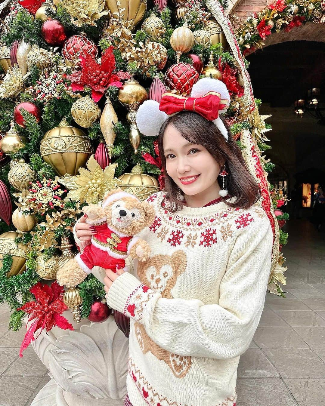 浅井麻里のインスタグラム：「🎄ディズニーシー/クリスマス🎄 ⁡ ディズニーシーのエントランスのクリスマスツリー✨🎄 ⁡ 入り口からわくわくするよねー❤️😍 ⁡ このダッフィーニット＆ぬいぐるみ＆カチューシャは 今年のじゃないんだけど（笑）、 可愛くてお気に入りだから今年も着た＆連れてった♬🧸 ⁡ ⁡ ディズニークリスマスの写真もだけど、 横浜赤レンガ倉庫のクリスマスマーケットとか 京都の二条城のプロジェクションマッピングとか これから投稿予定の写真や動画たくさんー！📸💕 ⁡ ⁡ #東京ディズニーシー #東京ディズニーリゾート #ディズニークリスマス #クリスマスディズニー #disneyChristmas #tokyodisneyresort #クリスマス #ディズニークリスマス2023 #ディズニーフォト #東京ディズニー #disneygram #クリスマスツリー #クリスマスイルミネーション #Christmasdisney #ディズニーシー #disneysea #ダッフィー #ディズニーコーデ #ディズニーバウンド #ディズニーカチューシャ #ディズニーポトレ #ダッフィーグッズ」