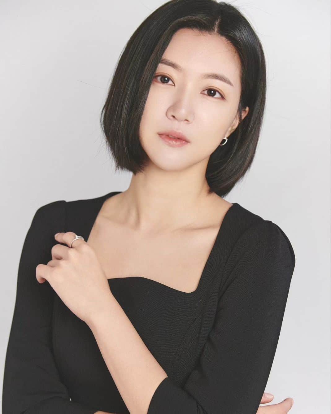 ハ・ヨンジュのインスタグラム：「🖤 @mimm_ssonwow  @mimm_eeda  @hipgirlara_  @kimjinho__」