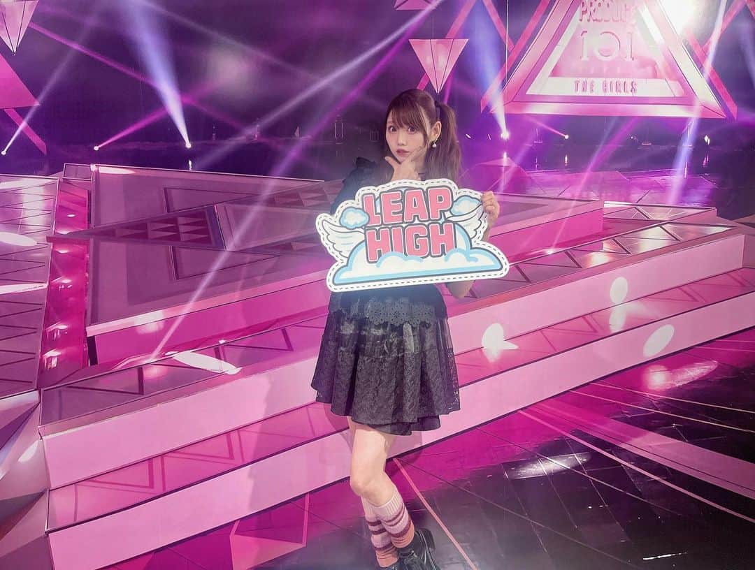 塚本舞のインスタグラム：「ちあちゃん @chia_ysgl にPRODUCE 101 JAPAN THE GIRLS EXHIBITIONに連れてってもらいました❤︎ ヲタもだちうれしい…仲良くしてくれてありがとうね…🫶🏻   我らが笠原桃奈ちゃんはもちろん🍑 佐々木心菜ちゃん、北爪さくらちゃん、村上璃杏ちゃん、髙橋妃那ちゃんを特に応援中！（他にも高見文寧ちゃん、阿部和ちゃん、桜庭遥花ちゃん…キリがないです）  練習生たちのプロフィールに「06lineって……産めるぜ…！」と慄きつつ、フォトスポットでちゃっかりポーズとる90line😂 LEAP HIGH！〜日々、せいいっぱい〜です👵🏻❤️‍🔥  おまけ 9月に撮った写真なのだけど、かなりポジションバトル「WADADA」チームの衣装ぽかった🐈‍⬛」