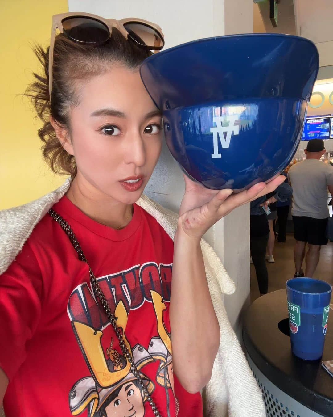 橋本真依のインスタグラム：「・ ⚾️⚾️⚾️⚾️⚾️ ⁡ ✨SHOW TIME✨ ⁡ やっっっと大谷翔平選手のホームランが見られた日 ⁡ 大谷選手の誕生日後、29歳初のホームラン。 32号は6枚目の動画です☺️✌️ ⁡ 4試合見てきて、やっっっと見ることのできた ホームラン。 ピッチャー姿もそしてホームランも見られて ラッキーガールでした✨😆 ⁡ ⁡ ドジャーススタジアムは歴史のある またパドレスのペトコパークと違って 広くて面白い球場でした✨ 記念に食べたナチョスは4人くらいで食べたい。 お腹いっぱいになって、もうしばらくいらないw ⁡ ⁡ 私の初めてのアメリカメジャーリーグ 観戦ツアーはこれにて終了♡ 改めて大谷選手の凄さに感動の日々でした。 世界中が熱狂する方だなあと。 同じ時代に生まれて魅せてもらえたことに感謝。 ⁡ ⁡ ⁡ ⁡ ⁡ #大谷翔平選手#SHOWTIME#ホームラン#32号 #LA#エンジェルス#ドジャーススタジアム#🏟️ #Angels#MBL#MajorLeague#ベースボール#⚾️ #女子力ねーさん#二刀流#dodgers #Dodgersstadium @shoheiohtani  ⁡ ⁡ ⁡ ⁡ ⁡ ⁡ ⁡ ⁡」