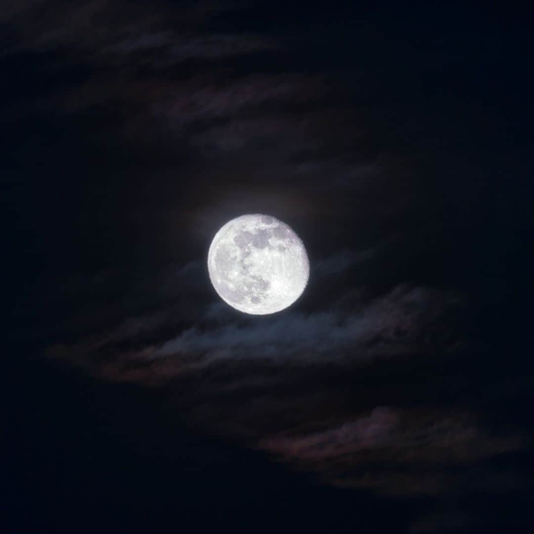 KAGAYAのインスタグラム：「今夜の月は立待月（たちまちづき）。 流れる雲をほのかに色づかせ、煌々と輝いていました。 （先ほど、東京にて撮影） 今日もお疲れさまでした。」