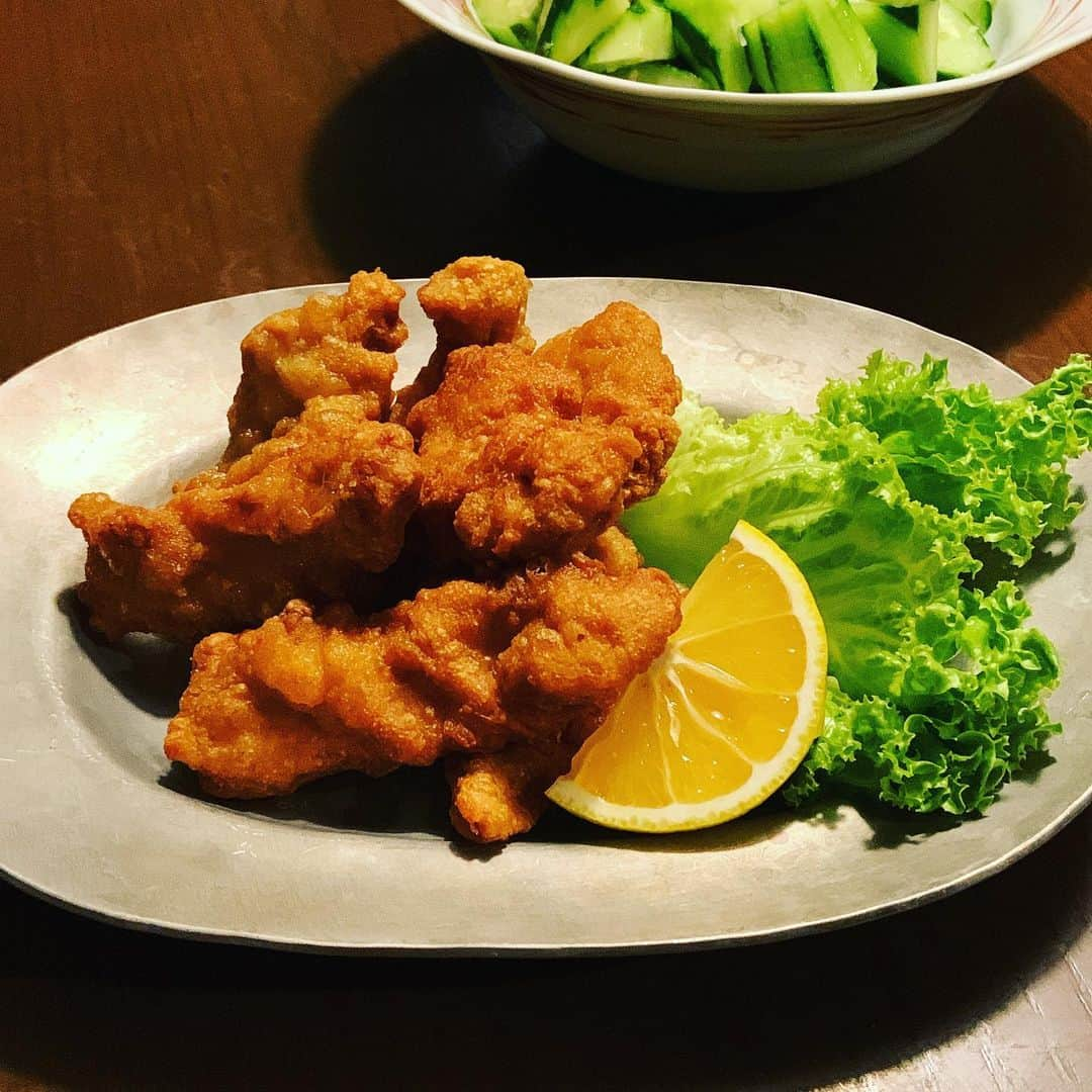 志摩有子のインスタグラム：「料理の撮影の後の晩ごはん作りはツラい😂 大分の食いしん坊仲間　@yukiko121572 ちゃんが送ってくれた東洋軒のとり天の冷凍便に助けられる。ありがたやー🙏かぼすを添えて。  #東洋軒 #東洋軒のとり天  #お取り寄せ」