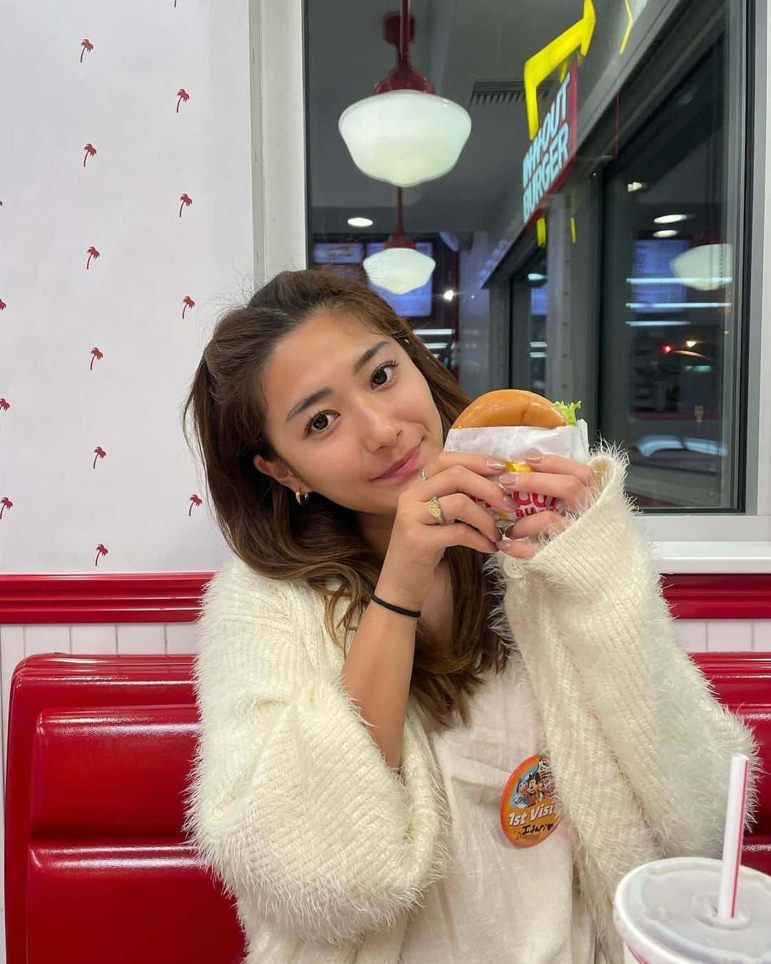 新谷伊沙李のインスタグラム：「皆んなに行ったがいいって言われたIn-N-Out🍔 美味しすぎて2回食べた🤤  肉を冷凍してなくてパンは焼いてカリッとしてオリジナルソースあってアメリカにしかないけオススメすぎる☝️💕 アニマルスタイルソースが裏メニュー📄 (私は通じなくてかからんかったw) 他にもいっぱい裏メニューあるみたい🍔」