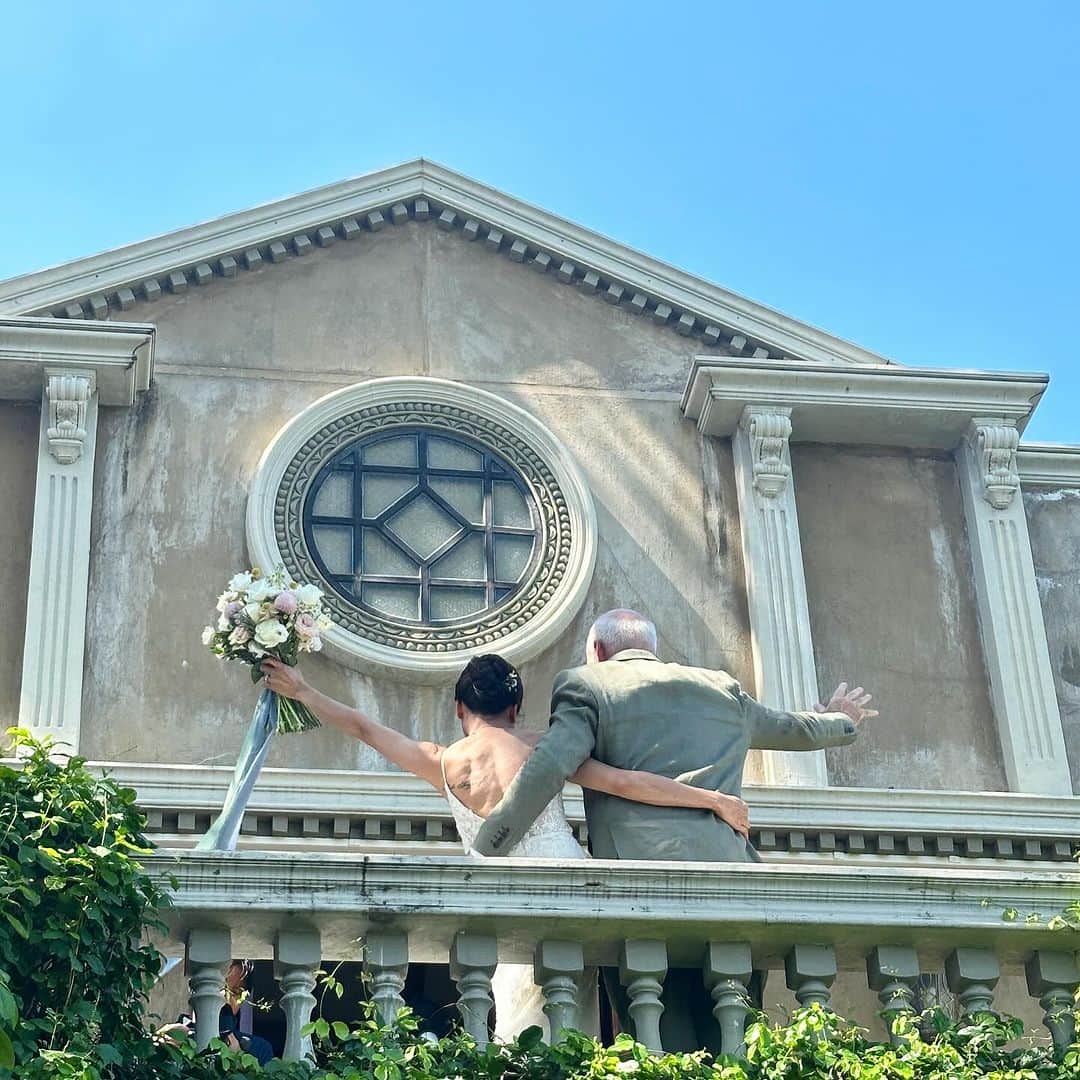 ニウィのインスタグラム：「May the true love you share today grow stronger as you grow old together 🤍 Congratulations ka sis @puni787985」