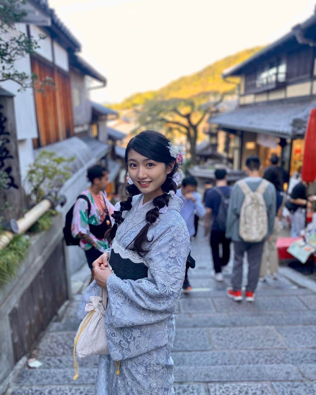 塩月希依音のインスタグラム：「着物で京都を歩くのっていいよね👘  It's nice to walk in Kyoto in a kimono  Menyenangkan berjalan-jalan di Kyoto dengan kimono  #旅#旅行#一人旅#観光#観光スポット #京都#京都観光 #日本#着物#レンタル着物 #着物女子 #着物ヘア #着物コーディネート #着物コーデ #travel #nippon #kyoto #kimono #youtube #ケイト旅#jk#ljk #05#05년생 #05line#fyp」