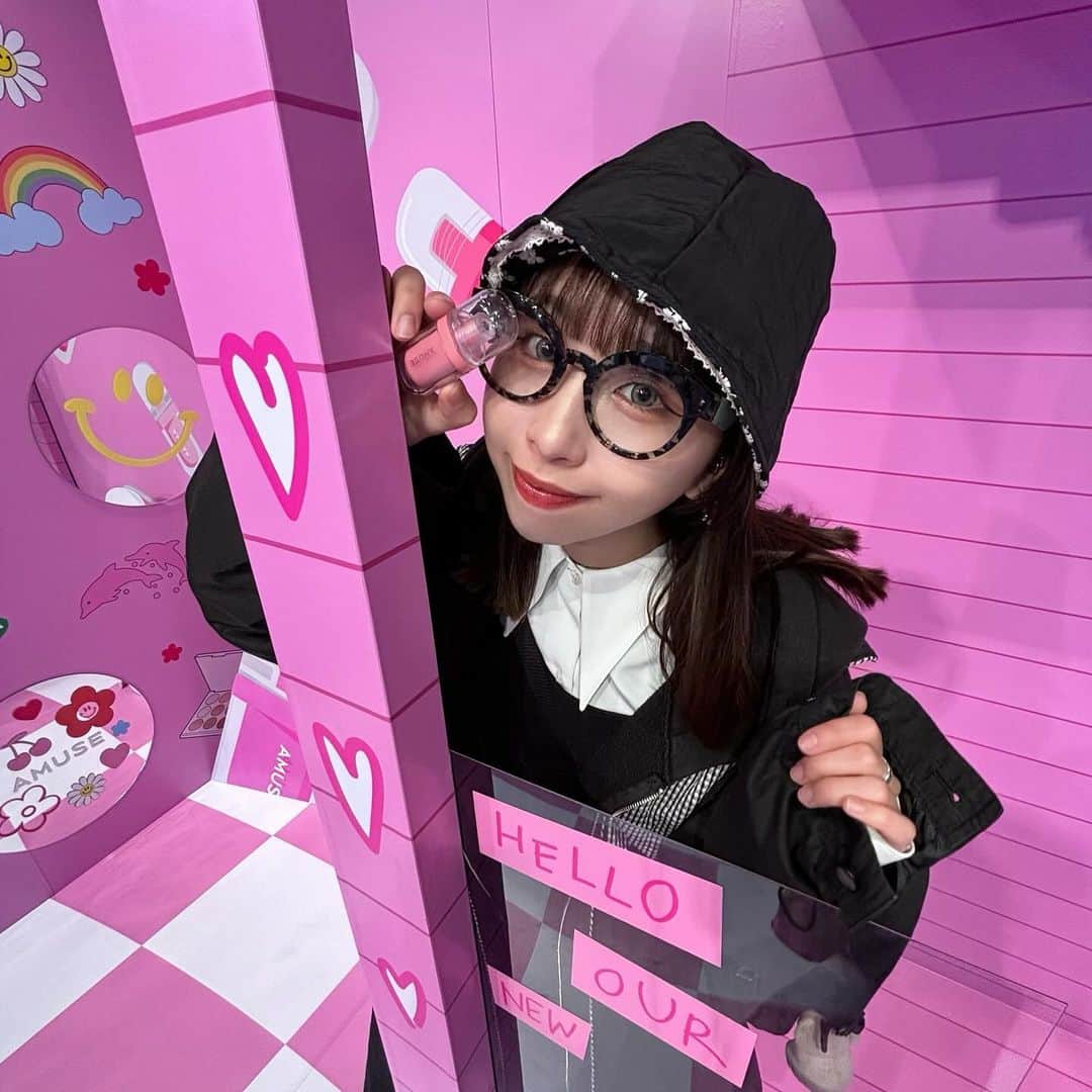 とくいちょまのインスタグラム：「@amuse.jp  ポップアップあそびに行ってきたよ♡  SAKURA JELLYは日本限定色🌸 普段使いしやすいくすみピンクベージュで とっても絶妙な色味なの〜！  かわいい空間わくわくした💞  #amuse #アミューズ #ビーガンメイク  #ジェルフィットティント」