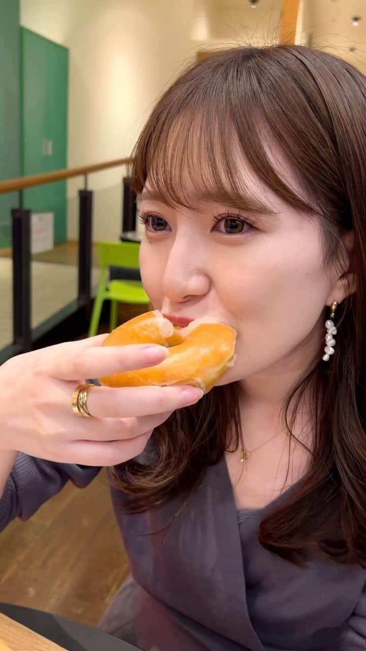 伊藤彩華のインスタグラム：「Yum yum yum🤤   友達に見守られて食べたドーナツ🍩  #ドーナツ #frayid #メイク #ブルベ夏 #冬コーデ #fashion #데일리」