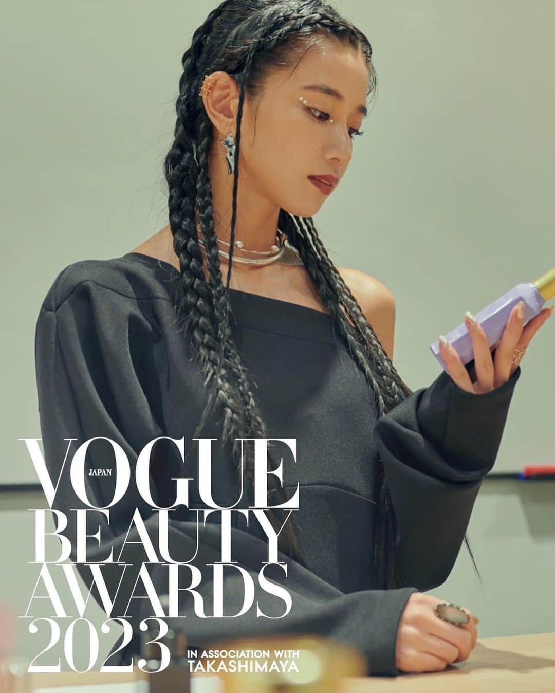 Hinaさんのインスタグラム写真 - (HinaInstagram)「VOGUE BEAUTY AWARDS 2023 ㅤㅤㅤㅤㅤㅤㅤㅤㅤㅤㅤㅤㅤ 昨年に続き、今年も選考委員として参加させて頂きました🖤  お仕事の時もプライベートの時もいろんなテイストのメイクにトライするのが大好きで、お仕事の時は特にヘアメイクさんとどんなメイクにしようか沢山話してイメージを作っています☺︎その時間が楽しくて、日々研究しながらいろんな情報を収集している中で今年一年もたっくさんのコスメに出会ってきたので今年もこのビューティアワードに携わることができて本当に嬉しいです。♡   普段色々なコスメやメイクに携わる機会も多く、 ライブでのメイクや撮影の時のメイク、プライベートのメイク、さまざまなシチュエーションごとに使うアイテムや選ぶ基準が違うからこそこだわっている事を大切に選考しました。  皆さんにシェアしたいコスメが沢山でしたが、 かなり時間をかけて各部門選考させていただいたので 是非チェックしてくださいね🌙  #vba2023 #voguebeautyawards2023」11月29日 22時03分 - hina_faky