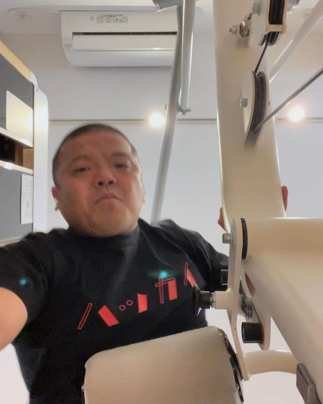 セルライトスパ大須賀のインスタグラム：「今日は朝にコントリハをして夜の公演まで7時間空きになったので  チョコザップで汗をかき  末広の湯で電気風呂とサウナで体を綺麗にして（マンゲキのシャワー室復活して欲しい）  松屋の麻婆牛肉丼を食べ  22回目の献血をしました。  そこでついに私の血液がスカウトされました。  献血センター側から私の血液を予約させてくれませんかと。  「素敵な血液と体型なので年末年始に血小板と血漿をダブルで頂けないでしょうか？」と  とても誇らしく嬉しかったです。  やはり年末年始は血液が足りなくなりやすいのでしょうね。  しかし残念ながら提示された日程は私のスケジュール的に無理でしたのでお断りしました。  関係なく別日に行きますね。  はぁ〜私の血は一体どんな人に使われているのだろう  使われた人が少しだけユーモアセンスが上がったら嬉しいな。  いいねちょうだい。」