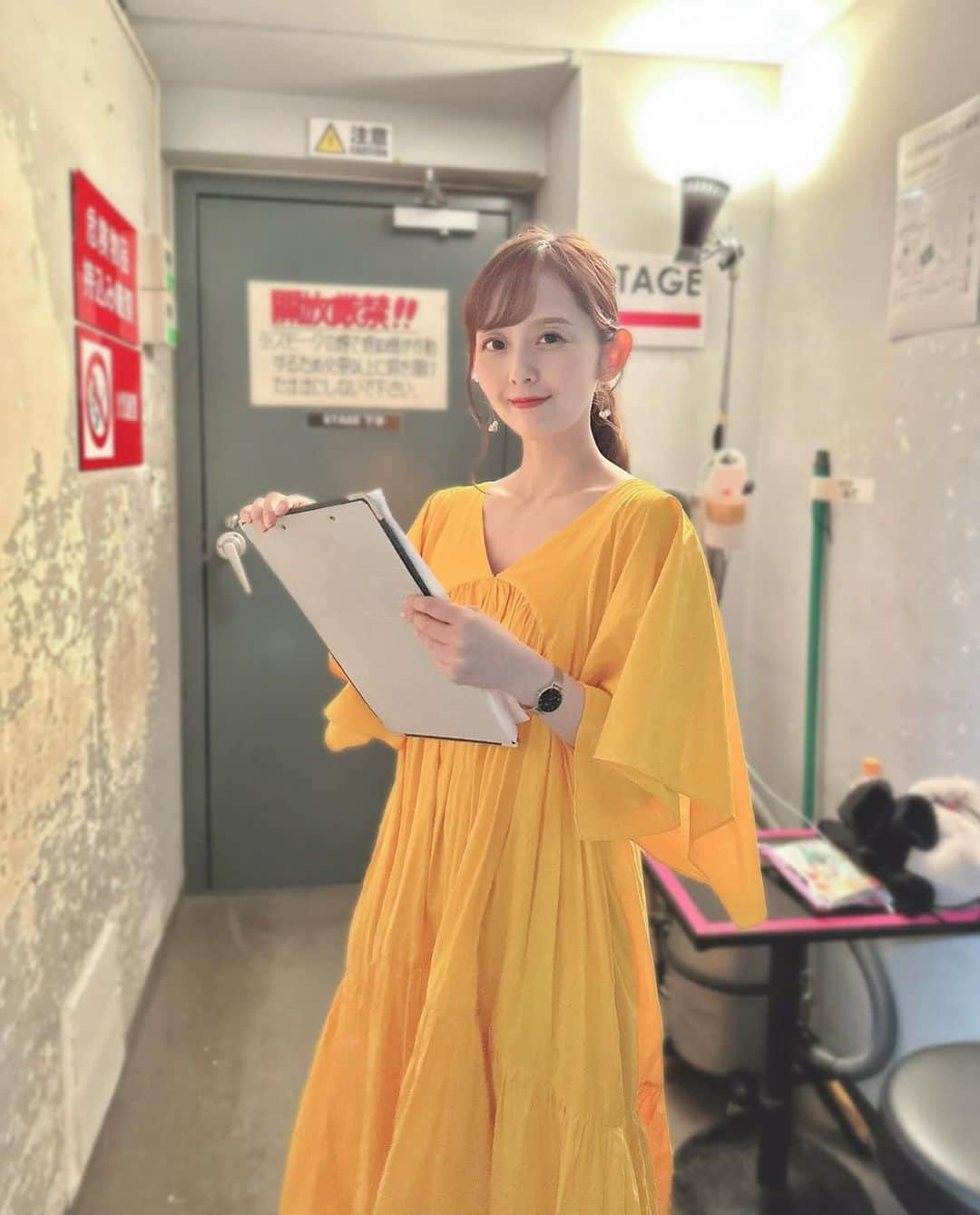 かとう唯さんのインスタグラム写真 - (かとう唯Instagram)「音楽イベントのMCおわりました🎙️  O-West懐かしかった〜☺️  やっぱり歌はええわ〜🎶  聴かなきゃソング✊✨  スタッフさんが 『がんばっとるで』って最後に肉まんくれた。うれちい。  P.S.スケロクさんに『どうぞ💁‍♀️』のとき、こんな感じでお願いします！と言われたのをそのまんま絵に描く台本を添えて✏️☺️  #ショーデザイン  #音楽イベント #イベントMC #お気に入りワンピース」11月29日 21時57分 - yuimscl0630