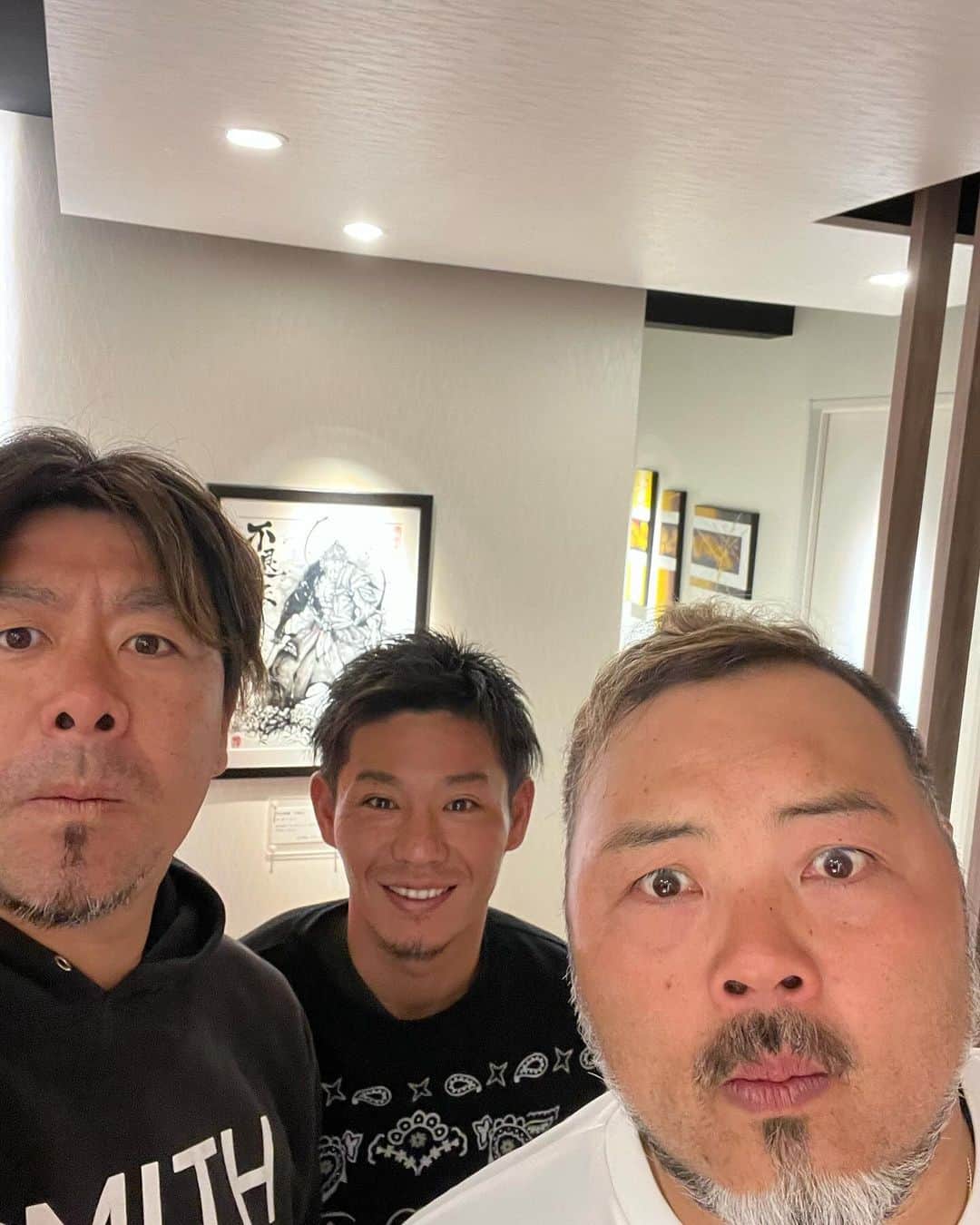 黒羽根利規のインスタグラム：「昨日KAMIYUBIデビュー🎊 岩田先生、治療はゴリゴリ系だけど次の日体がだいぶ楽になった。 選手やめてからちゃんとした治療は初だったけど、おっちゃんになってきたし、定期的に体のケア大事だな😆  #kamiyubi #ゴリゴリ系 #まだまだ動ける体づくり #バネフレーム」