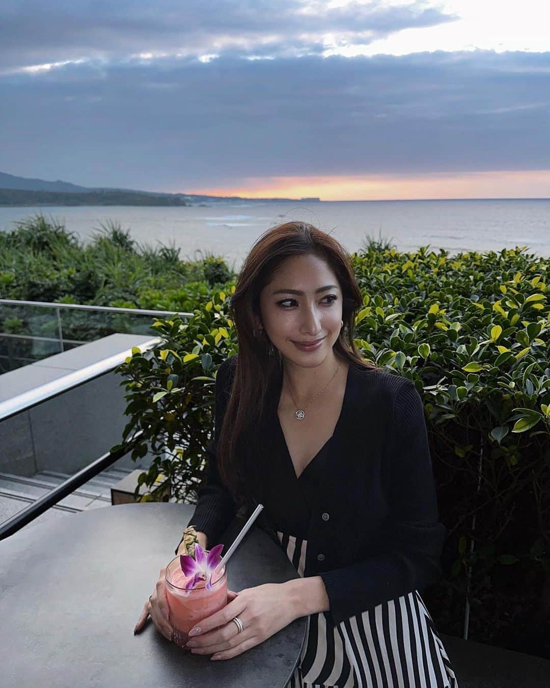 雨宮みずきさんのインスタグラム写真 - (雨宮みずきInstagram)「SUNSET BAR SPECTRA 🍹🌺🌇💕  in @halekulani_okinawa  約4年ぶり🥹  BARで食べられるココナッツケーキ美味しい🤤🥥  #ハレクラニ沖縄 #ハレクラニ #沖縄旅行  #halekulaniokinawa #sunsetbarspectra」11月29日 21時58分 - ammymzk0926