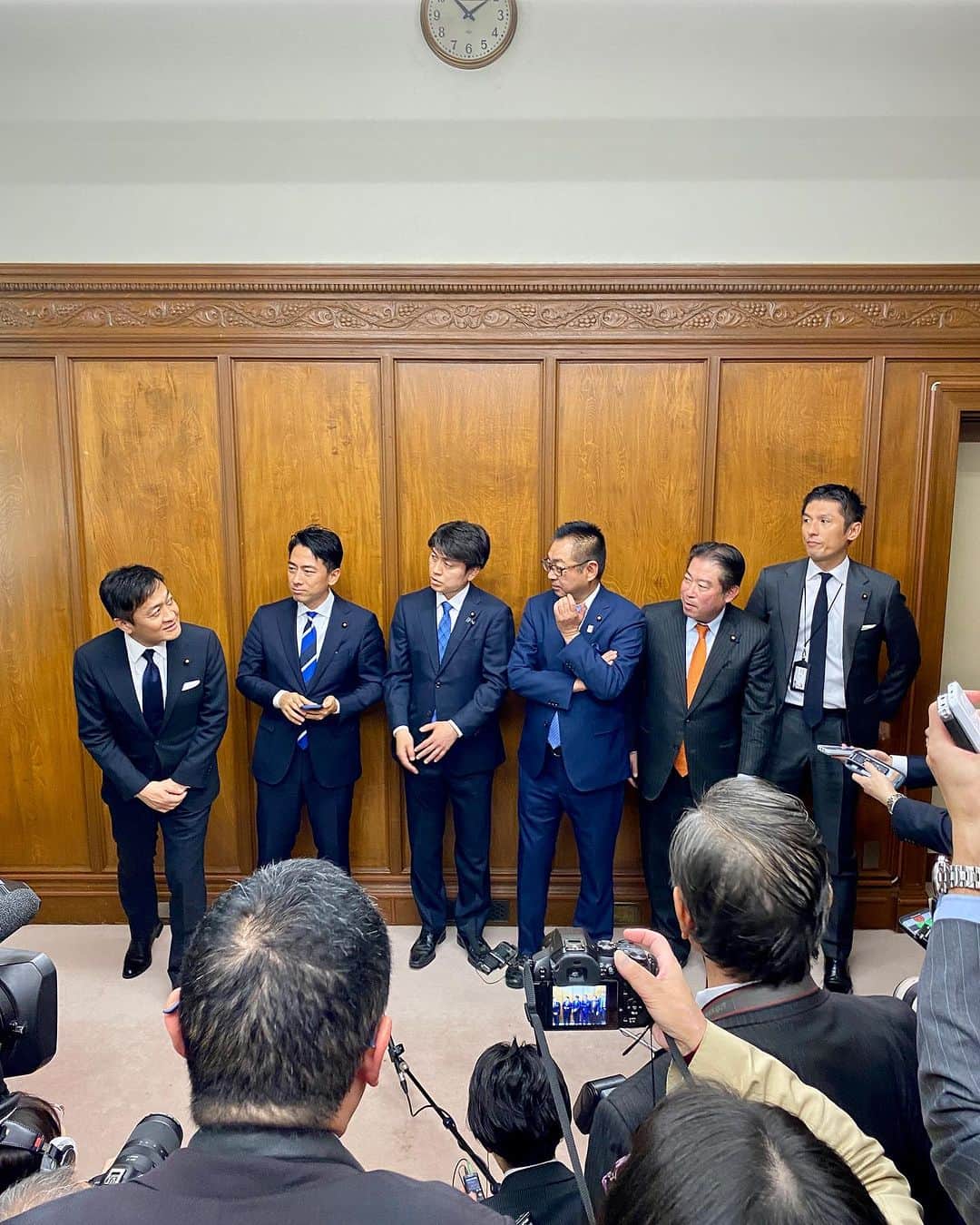 小泉進次郎さんのインスタグラム写真 - (小泉進次郎Instagram)「今日は急遽衆議院内で、（仮称）国会改革デジタル化推進小委員会（国会DX小委）の設置を求める記者会見を超党派で行いました。   先日の参議院予算委員会で河野デジタル大臣が委員会中のスマホ利用について、ルール違反との注意を委員長より受けました。  ルールを遵守することは当たり前のことですが、そのルールが時代遅れになっているならそれを変えるのも政治の重要な役割だという思いに賛同する議員が超党派で集まりました。  世の中にデジタル化の推進を訴えるのに、国会のデジタル化が進まない状況を放置することは国民の政治不信にも繋がります。また、国会業務に関わる職員の負担を軽減するためにも、働き方改革の観点からも国会のデジタル化は急務だと思っています。    今後は、議員運営委員会（国会運営のコントロールをする委員会）に、国会改革デジタル化推進小委員会（国会DX小委）を設置を要望し、より時代に合った国会へとルールの見直しを早急に実現するよう求めていきます。  これだけ短期間に5党1会派で集まって行動することができたのも日頃の人間関係の賜物です。与野党の垣根を超えて集まってくれた皆さんに感謝です。ずっと取り組んできた国会改革に新たな動きが出てきたことが嬉しいです。  #国会改革 #スマホ答弁 #DX #デジタル化 #超党派 #小泉進次郎」11月29日 21時58分 - shinjiro.koizumi