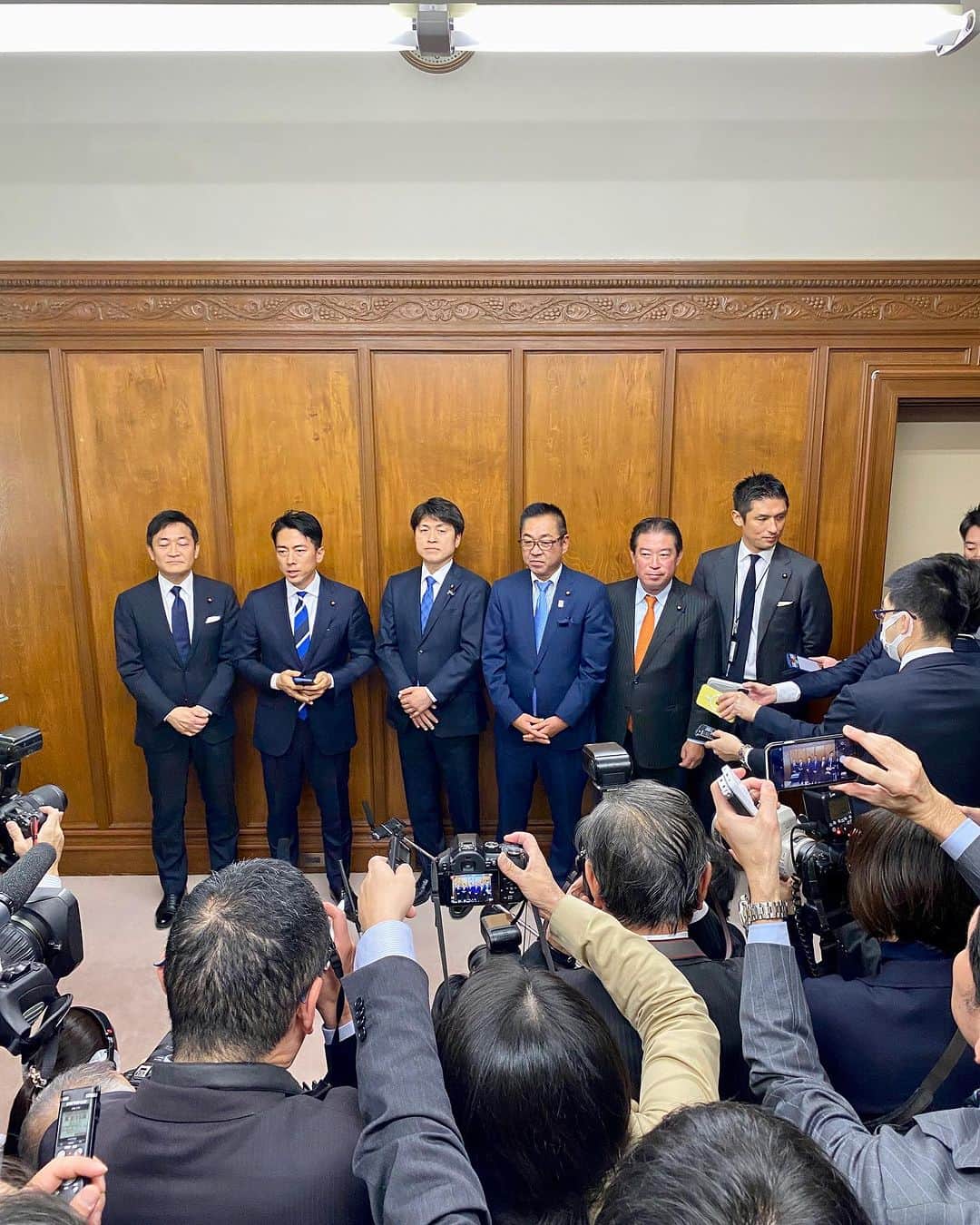 小泉進次郎さんのインスタグラム写真 - (小泉進次郎Instagram)「今日は急遽衆議院内で、（仮称）国会改革デジタル化推進小委員会（国会DX小委）の設置を求める記者会見を超党派で行いました。   先日の参議院予算委員会で河野デジタル大臣が委員会中のスマホ利用について、ルール違反との注意を委員長より受けました。  ルールを遵守することは当たり前のことですが、そのルールが時代遅れになっているならそれを変えるのも政治の重要な役割だという思いに賛同する議員が超党派で集まりました。  世の中にデジタル化の推進を訴えるのに、国会のデジタル化が進まない状況を放置することは国民の政治不信にも繋がります。また、国会業務に関わる職員の負担を軽減するためにも、働き方改革の観点からも国会のデジタル化は急務だと思っています。    今後は、議員運営委員会（国会運営のコントロールをする委員会）に、国会改革デジタル化推進小委員会（国会DX小委）を設置を要望し、より時代に合った国会へとルールの見直しを早急に実現するよう求めていきます。  これだけ短期間に5党1会派で集まって行動することができたのも日頃の人間関係の賜物です。与野党の垣根を超えて集まってくれた皆さんに感謝です。ずっと取り組んできた国会改革に新たな動きが出てきたことが嬉しいです。  #国会改革 #スマホ答弁 #DX #デジタル化 #超党派 #小泉進次郎」11月29日 21時58分 - shinjiro.koizumi