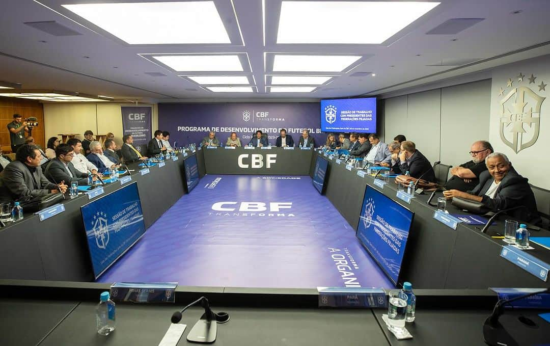 サッカー ブラジル代表チームのインスタグラム：「A CBF lançou um projeto inovador para fomentar o desenvolvimento do futebol brasileiro.   O CBF Transforma nasce com o objetivo de transformar o futebol nacional e potencializar o seu impacto social por meio de investimentos em projetos estratégicos de desenvolvimento, em estreita parceria com as federações e clubes.   O programa chega para atender às necessidades específicas de cada região do país e possibilitar a descentralização de investimentos e a execução de projetos de fomento da modalidade.   As Federações estaduais serão as principais parceiras da CBF na execução do programa, que vai investir R$ 200 milhões ao longo dos próximos três anos. Parte deste valor foi obtido com a venda das duas aeronaves da entidade.   O CBF Transforma promoverá um investimento inédito na base do futebol feminino.Serão financiados a criação de 54 novos “Torneios Femininos de Base”. O objetivo inicial é financiar pelo menos duas competições por Estado.  📸: @jo.marconne/CBF」