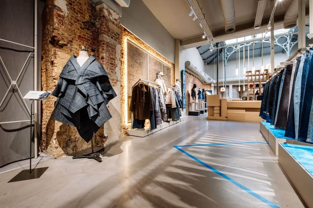 ジースター ロゥさんのインスタグラム写真 - (ジースター ロゥInstagram)「Explore our newly designed Antwerp Store.  Featuring a new service area crafted by Studio Modijefsky and a denim wall filled with the latest fits. Alongside our latest collection drop and first ever AI designed garment: The AI Denim Cape.  Visit us at Huidevettersstraat 12/14, 2000 Antwerpen, Belgium #GStarRAW #Antwerp」11月29日 22時00分 - gstarraw