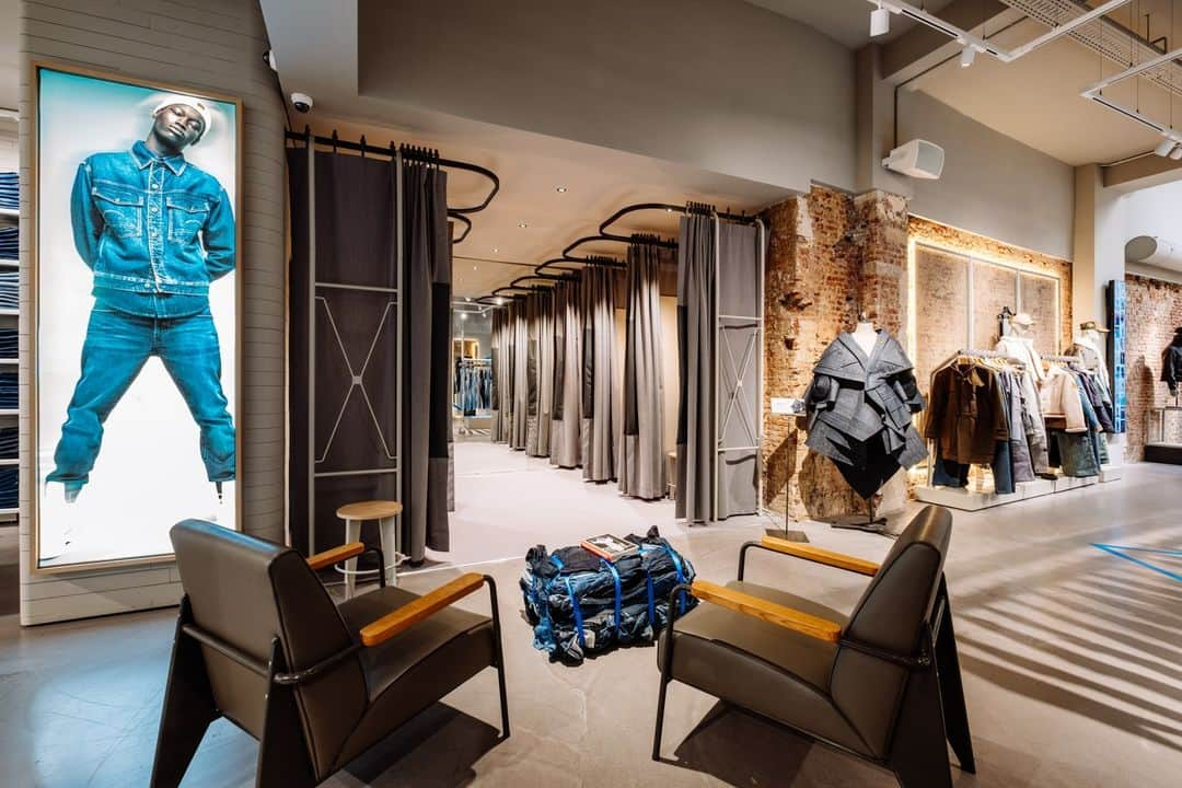 ジースター ロゥさんのインスタグラム写真 - (ジースター ロゥInstagram)「Explore our newly designed Antwerp Store.  Featuring a new service area crafted by Studio Modijefsky and a denim wall filled with the latest fits. Alongside our latest collection drop and first ever AI designed garment: The AI Denim Cape.  Visit us at Huidevettersstraat 12/14, 2000 Antwerpen, Belgium #GStarRAW #Antwerp」11月29日 22時00分 - gstarraw