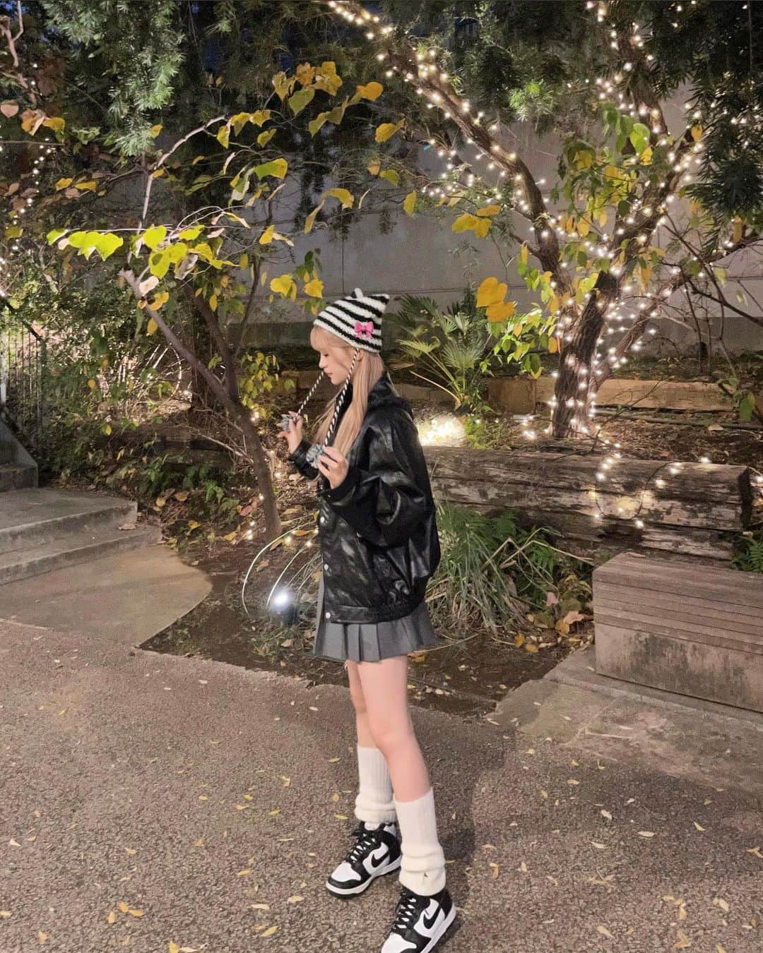 砂糖華のインスタグラム：「オシャレと寒さどっちとる❔🎀 ‪　　　　　‬ 短めのスカートなんて珍しいよね♡ ジャケットと帽子は @shopcider_jp のだよ❄️ ‪　　　　　‬ ‪　　　　　‬ #冬服コーデ #秋服コーデ #レザージャケット #韓国ファッション」