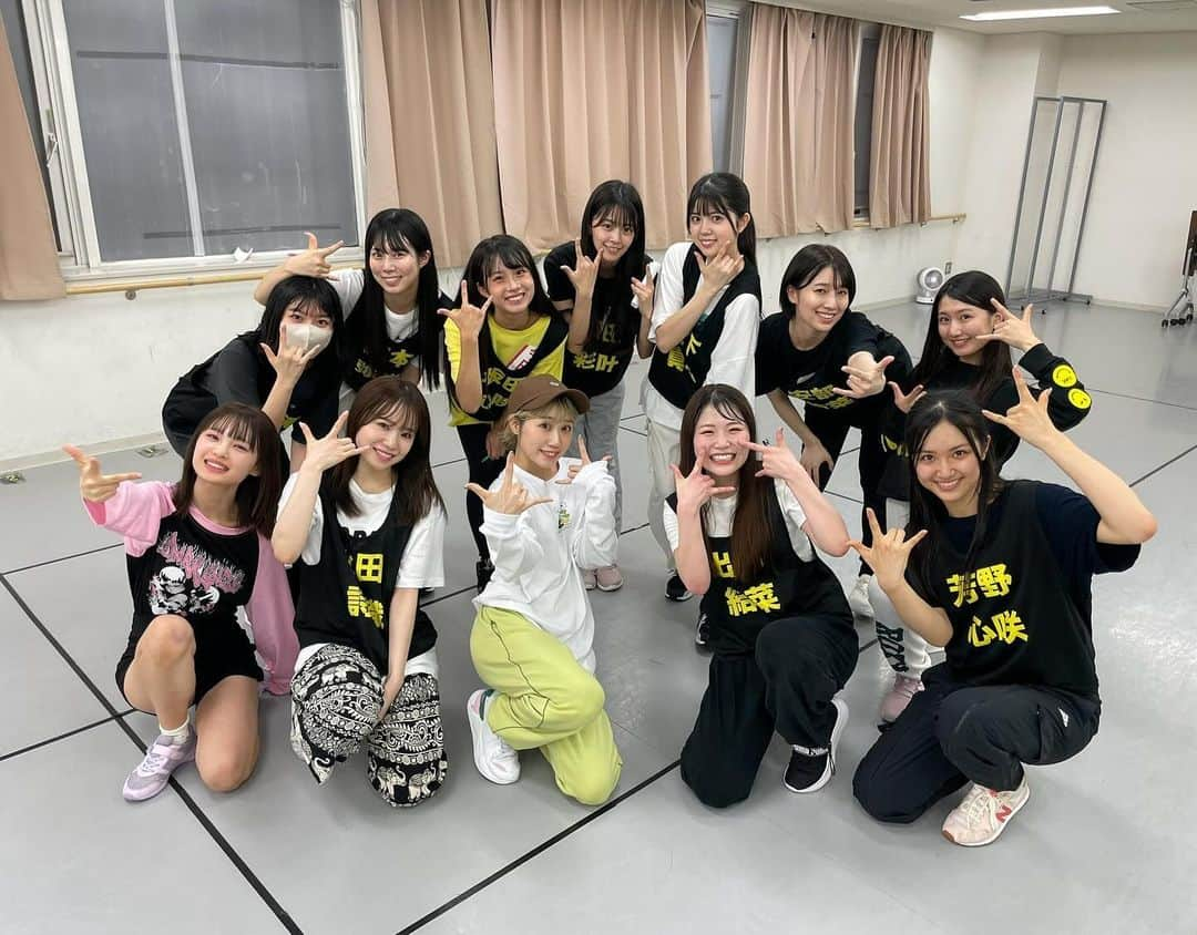 日下このみのインスタグラム：「NMB48新公演 全チーム 携わっておりますです🙋🏼‍♀️  TeamN 「どこかでキスを」  TeamM 「空腹で恋愛をするな」  TeamBⅡ 「ロックだよ、人生は…」 ＊新規振り付け担当＊  現役時代に振り付けした曲が今のNMB48の公演セットリストに選ばれたり、新規で振り付けさせてもらったりと…  大エモーショナルです🙏❤️  せっかくだし当時のMVを🎧  オールで振り付けしてそのままMV撮影してたのが 本当に懐かしい。キツかったけどあの頃があったから 確実に今がある🫡  #大阪帰れたの嬉しかった #唯一の悔いはわなかのたこ焼きが食べれなかったこと #でもNMBのマネージャーさんが韓国料理ご馳走してくれた #まじ沁みた」