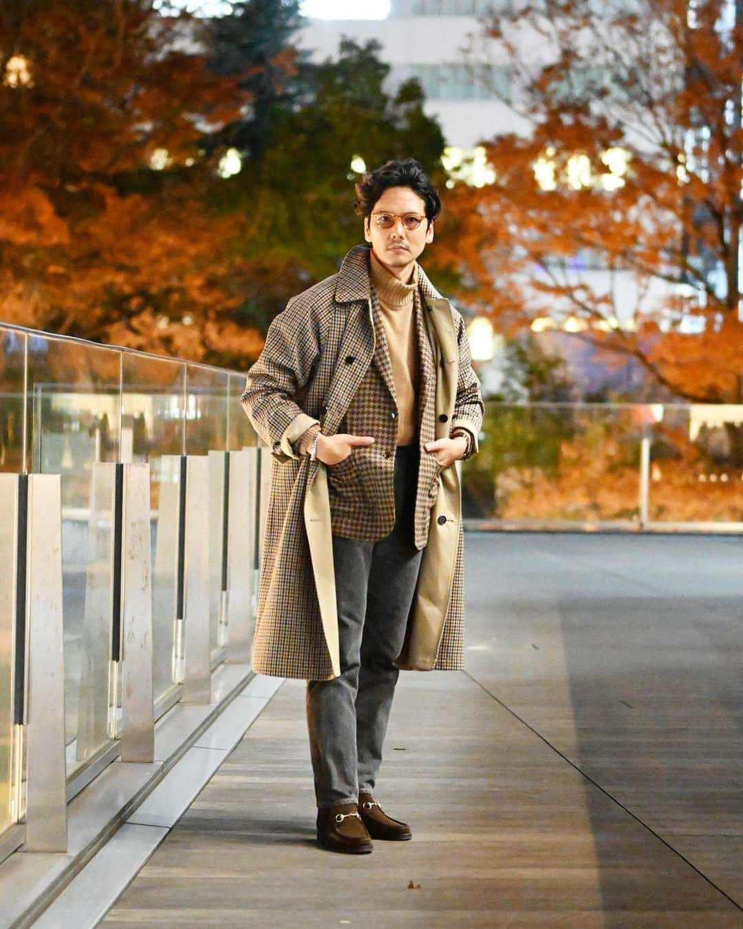 Shuhei Nishiguchiさんのインスタグラム写真 - (Shuhei NishiguchiInstagram)「"Layering Autumn Colors"⬅︎⬅︎⬅︎swipe left  秋色を重ねる。 ガンクラブチェックにドッグトゥースの大胆なパターンオンパターン。 四季折々の色のある装いをいつも楽しんでいたい。  Tap for Brands ・ ITEM Coat： @aquascutum  Jacket： @milaschon.milano  Knit： @milaschon.milano  Jeans： @levis 501black 90's Shoes： @gucci 90's Eyewear： @oliverpeoples   ・ #beamsf #suitstyle #classicmenswear #gentlemen #follow #pr #influence #bestoftheday #vintagewear #spezzatura #outfitmen」11月29日 22時00分 - shuhei_nishiguchi