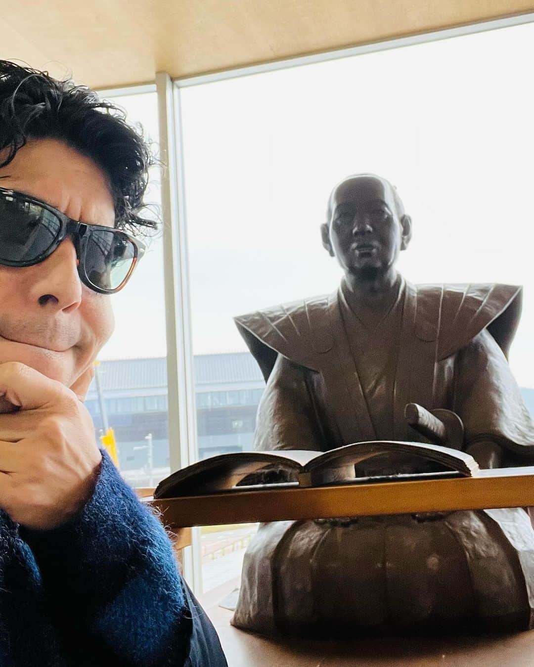 村上てつやさんのインスタグラム写真 - (村上てつやInstagram)「銅像やらなんとか碑とか…… ヒアナウ裏ツアー京都編いきます😩  ①②名古屋公演の後、京都に移動して向かったのは出雲の阿国像  阿国がその始祖とされる歌舞伎踊りは約400年前に京都鴨川にかかる四条大橋あたりの河原で初めて行われたと伝えられています  時は土曜日の23時頃、銅像から5m先の四条大橋の交差点には沢山の人が行き交い賑わっていましたが、綺麗な月に照らされてワタクシと阿国の二人だけの世界がぽっかりと現れたかのようでした🤔  ③出雲の阿国像を目指す途中で見つけたのが駅伝発祥の地記念碑  この史実も記念碑の存在も知らず全く偶然通りかかっただけなのですが、9月に神戸でマラソン発祥記念碑を見たので嬉しさもひとしお！  ちなみに日本初のマラソン大会は神戸〜大阪間で1909年に、初の駅伝大会は1917年に京都から東京まで三日間かけて行われたとのことです🏃🏻🏃‍♀️🏃‍♂️  ④公演翌日はこれまたどうしても見たかった銅像、石田梅岩像を目指して亀岡市まで……  商人の地位向上を思想的に後押ししたと言われる石田梅岩は主に京都で活躍した江戸時代の商人・儒学者・教育者  高い道徳心を持った商人を育てることを目指した梅岩は倹約に高い価値を置きます  自分の財産を惜しむだけの「エゴなエコ」ではなく世の中のためにする「えーこと＝倹約→結果としてエコ」を梅岩は主張します  凄いね🥹150年先を行ってたね梅岩先生💪  思想内容だけでなく受講料はタダ、女性も参加可能etcというその教育実践のあり方も当時としてぶっちぎりの先進性を持っていたのです！  ………またしつこい文章になってきましたね😅  ⑤亀岡で食べた新鮮な卵かけご飯！ちなみに黄身だけご飯に乗せ、分けた白身は醤油を掛け一気飲みするのがワタクシのスタイル  押忍🥋  ⑥⑦夕刻には滋賀に移動して草津の宿場町を観光　 ここは東海道と中山道の分岐点・合流点として栄えたところ  去年からワタクシの中で密やかな中山道ブームなんです！  ⑧草津宿本陣の前には躍動感溢れるアートな像が！「時の旅人」というステンレス製の像  東海道と中山道を行き交う沢山の人々をイメージしたものでしょうか？  これめちゃくちゃ格好いいよね👌  ハイ、今回も長々とお付き合い頂きありがとうございました🙇‍♂️  #ゴスペラーズ坂ツアー2023 #ヒアナウ  #裏ツアー #銅像巡り #京都市 #四条大橋 #出雲の阿国 #駅伝発祥の地 #亀岡市 #石田梅岩 #卵かけご飯  #草津市 #草津宿 #中山道 #東海道　 #時の旅人」11月29日 22時01分 - iamtetsuyamurakami