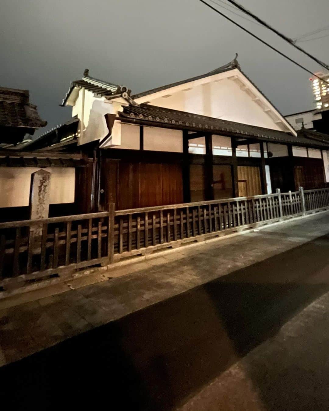 村上てつやさんのインスタグラム写真 - (村上てつやInstagram)「銅像やらなんとか碑とか…… ヒアナウ裏ツアー京都編いきます😩  ①②名古屋公演の後、京都に移動して向かったのは出雲の阿国像  阿国がその始祖とされる歌舞伎踊りは約400年前に京都鴨川にかかる四条大橋あたりの河原で初めて行われたと伝えられています  時は土曜日の23時頃、銅像から5m先の四条大橋の交差点には沢山の人が行き交い賑わっていましたが、綺麗な月に照らされてワタクシと阿国の二人だけの世界がぽっかりと現れたかのようでした🤔  ③出雲の阿国像を目指す途中で見つけたのが駅伝発祥の地記念碑  この史実も記念碑の存在も知らず全く偶然通りかかっただけなのですが、9月に神戸でマラソン発祥記念碑を見たので嬉しさもひとしお！  ちなみに日本初のマラソン大会は神戸〜大阪間で1909年に、初の駅伝大会は1917年に京都から東京まで三日間かけて行われたとのことです🏃🏻🏃‍♀️🏃‍♂️  ④公演翌日はこれまたどうしても見たかった銅像、石田梅岩像を目指して亀岡市まで……  商人の地位向上を思想的に後押ししたと言われる石田梅岩は主に京都で活躍した江戸時代の商人・儒学者・教育者  高い道徳心を持った商人を育てることを目指した梅岩は倹約に高い価値を置きます  自分の財産を惜しむだけの「エゴなエコ」ではなく世の中のためにする「えーこと＝倹約→結果としてエコ」を梅岩は主張します  凄いね🥹150年先を行ってたね梅岩先生💪  思想内容だけでなく受講料はタダ、女性も参加可能etcというその教育実践のあり方も当時としてぶっちぎりの先進性を持っていたのです！  ………またしつこい文章になってきましたね😅  ⑤亀岡で食べた新鮮な卵かけご飯！ちなみに黄身だけご飯に乗せ、分けた白身は醤油を掛け一気飲みするのがワタクシのスタイル  押忍🥋  ⑥⑦夕刻には滋賀に移動して草津の宿場町を観光　 ここは東海道と中山道の分岐点・合流点として栄えたところ  去年からワタクシの中で密やかな中山道ブームなんです！  ⑧草津宿本陣の前には躍動感溢れるアートな像が！「時の旅人」というステンレス製の像  東海道と中山道を行き交う沢山の人々をイメージしたものでしょうか？  これめちゃくちゃ格好いいよね👌  ハイ、今回も長々とお付き合い頂きありがとうございました🙇‍♂️  #ゴスペラーズ坂ツアー2023 #ヒアナウ  #裏ツアー #銅像巡り #京都市 #四条大橋 #出雲の阿国 #駅伝発祥の地 #亀岡市 #石田梅岩 #卵かけご飯  #草津市 #草津宿 #中山道 #東海道　 #時の旅人」11月29日 22時01分 - iamtetsuyamurakami