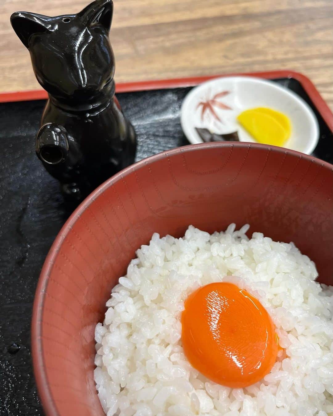 村上てつやさんのインスタグラム写真 - (村上てつやInstagram)「銅像やらなんとか碑とか…… ヒアナウ裏ツアー京都編いきます😩  ①②名古屋公演の後、京都に移動して向かったのは出雲の阿国像  阿国がその始祖とされる歌舞伎踊りは約400年前に京都鴨川にかかる四条大橋あたりの河原で初めて行われたと伝えられています  時は土曜日の23時頃、銅像から5m先の四条大橋の交差点には沢山の人が行き交い賑わっていましたが、綺麗な月に照らされてワタクシと阿国の二人だけの世界がぽっかりと現れたかのようでした🤔  ③出雲の阿国像を目指す途中で見つけたのが駅伝発祥の地記念碑  この史実も記念碑の存在も知らず全く偶然通りかかっただけなのですが、9月に神戸でマラソン発祥記念碑を見たので嬉しさもひとしお！  ちなみに日本初のマラソン大会は神戸〜大阪間で1909年に、初の駅伝大会は1917年に京都から東京まで三日間かけて行われたとのことです🏃🏻🏃‍♀️🏃‍♂️  ④公演翌日はこれまたどうしても見たかった銅像、石田梅岩像を目指して亀岡市まで……  商人の地位向上を思想的に後押ししたと言われる石田梅岩は主に京都で活躍した江戸時代の商人・儒学者・教育者  高い道徳心を持った商人を育てることを目指した梅岩は倹約に高い価値を置きます  自分の財産を惜しむだけの「エゴなエコ」ではなく世の中のためにする「えーこと＝倹約→結果としてエコ」を梅岩は主張します  凄いね🥹150年先を行ってたね梅岩先生💪  思想内容だけでなく受講料はタダ、女性も参加可能etcというその教育実践のあり方も当時としてぶっちぎりの先進性を持っていたのです！  ………またしつこい文章になってきましたね😅  ⑤亀岡で食べた新鮮な卵かけご飯！ちなみに黄身だけご飯に乗せ、分けた白身は醤油を掛け一気飲みするのがワタクシのスタイル  押忍🥋  ⑥⑦夕刻には滋賀に移動して草津の宿場町を観光　 ここは東海道と中山道の分岐点・合流点として栄えたところ  去年からワタクシの中で密やかな中山道ブームなんです！  ⑧草津宿本陣の前には躍動感溢れるアートな像が！「時の旅人」というステンレス製の像  東海道と中山道を行き交う沢山の人々をイメージしたものでしょうか？  これめちゃくちゃ格好いいよね👌  ハイ、今回も長々とお付き合い頂きありがとうございました🙇‍♂️  #ゴスペラーズ坂ツアー2023 #ヒアナウ  #裏ツアー #銅像巡り #京都市 #四条大橋 #出雲の阿国 #駅伝発祥の地 #亀岡市 #石田梅岩 #卵かけご飯  #草津市 #草津宿 #中山道 #東海道　 #時の旅人」11月29日 22時01分 - iamtetsuyamurakami