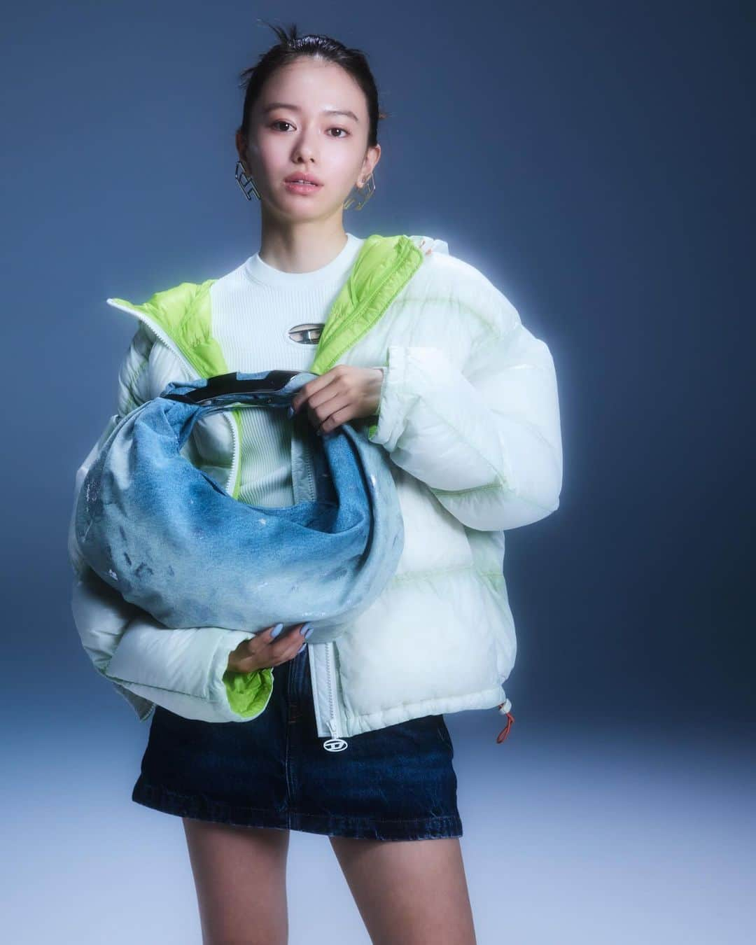 The Fashion Postさんのインスタグラム写真 - (The Fashion PostInstagram)「#fashion DIESEL with Maika Yamamoto 『1年を締めくくる特別な冬に。山本舞香が出会う、ディーゼルと迎えるホリデー 〈後編〉』  ラメ入りのデニム地に巻き付けられたメタルが特徴。よく見ると D ロゴになっているハンドル部分は、見た目にインパクトがあるだけでなく、持ちやすい&肩にかけやすいという実用性にも長けている。内側には便利なファスナーポケットつき。  model: Maika Yamamoto photography: Toki videography: Kohei Igarashi styling: Yuka Sakakibara hair & make up: Rei Fukuoka edit: Yuko Igarashi & Natsume Horikoshi text: Yuko Igarashi  #tfp #thefashionpost #DIESEL #ディーゼル #山本舞香 #MaikaYamamoto #pr」11月29日 22時01分 - tfpjp