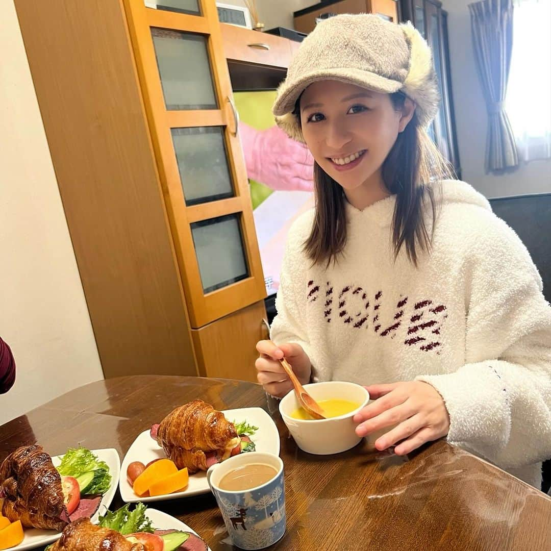 倉松里奈さんのインスタグラム写真 - (倉松里奈Instagram)「パパとママとおうちごはん♡ . 大好きなママの手作りクロワッサンサンド🥐 ほんっと美味しくて いつも送ってもらうけど 作ってすぐ食べるとそれまた さいこーだった🥰💓 . . 帰ってきてから ママごはんが美味しくて食べすぎて お菓子も食べすぎて 血液検査で中性脂肪と腎臓が引っかかりそうで また来週検査になった😤😤😤 . 検査の前にケーキ3個食べたからかな? とも思ったけど。 ショックを隠しきれん🤨 . 来週の検査引っかからないよーに 甘いものと脂質を控えよう☝️ . .#中性脂肪 #腎臓 #無痛分娩 #できますよーに #ままごはん #おうちごはん #クロワッサンサンド #倉松家の日常👨‍👩‍👧‍👦 #幸せな毎日 #血液検査 #臨月 #マタニティーライフ #マタニティーごはん #臨月妊婦」11月29日 22時01分 - rinapuu818