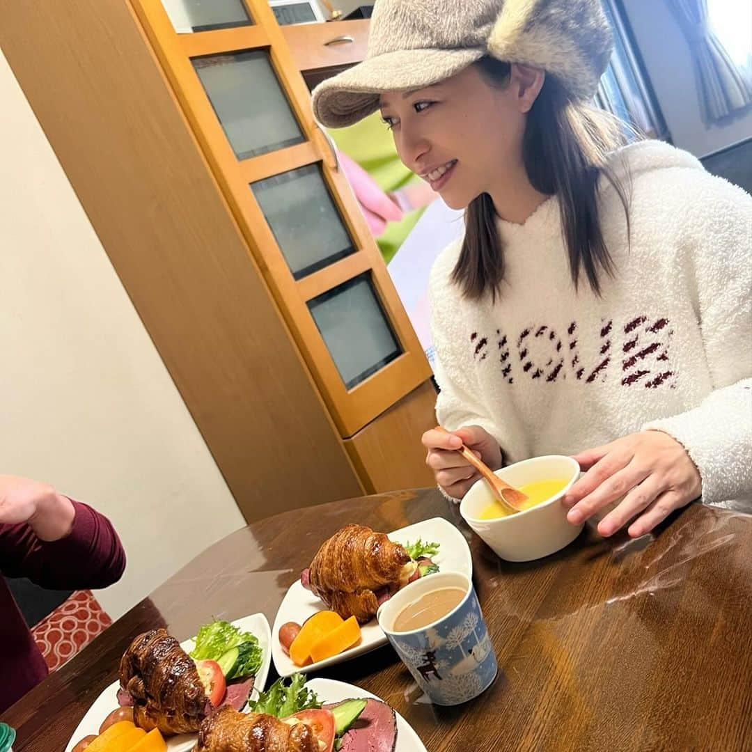 倉松里奈さんのインスタグラム写真 - (倉松里奈Instagram)「パパとママとおうちごはん♡ . 大好きなママの手作りクロワッサンサンド🥐 ほんっと美味しくて いつも送ってもらうけど 作ってすぐ食べるとそれまた さいこーだった🥰💓 . . 帰ってきてから ママごはんが美味しくて食べすぎて お菓子も食べすぎて 血液検査で中性脂肪と腎臓が引っかかりそうで また来週検査になった😤😤😤 . 検査の前にケーキ3個食べたからかな? とも思ったけど。 ショックを隠しきれん🤨 . 来週の検査引っかからないよーに 甘いものと脂質を控えよう☝️ . .#中性脂肪 #腎臓 #無痛分娩 #できますよーに #ままごはん #おうちごはん #クロワッサンサンド #倉松家の日常👨‍👩‍👧‍👦 #幸せな毎日 #血液検査 #臨月 #マタニティーライフ #マタニティーごはん #臨月妊婦」11月29日 22時01分 - rinapuu818