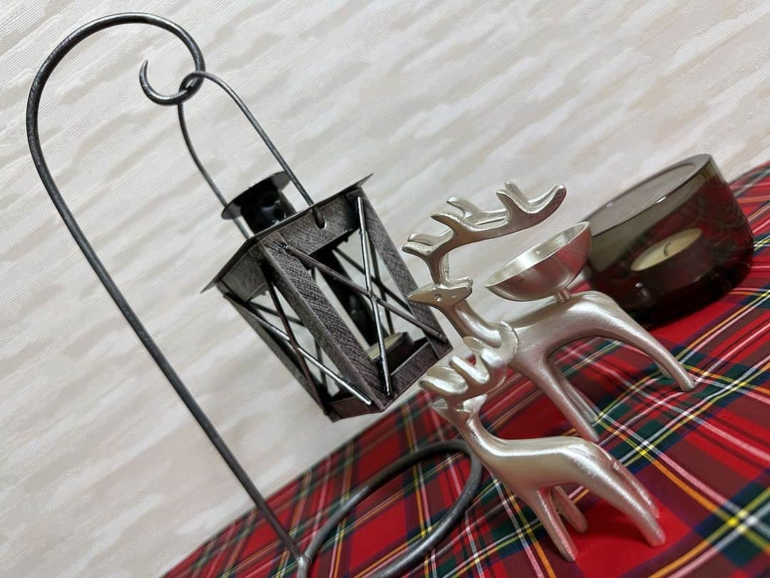 高橋美帆のインスタグラム：「🦌🦌🍂  フィンランド購入品のPENTIKのReindeer🇫🇮🦌 一番大きいのもほしくなるーーー🥹 連れて行ってもらったiittalaでも激安になってたキャンドルホルダーとツァイッカ購入🤲 20年前にスイミングスクールの友達からもらったキャンドルランタンもまだまだ現役🕯️  @pentik_official #pentik #reindeer #フィンランド購入品」