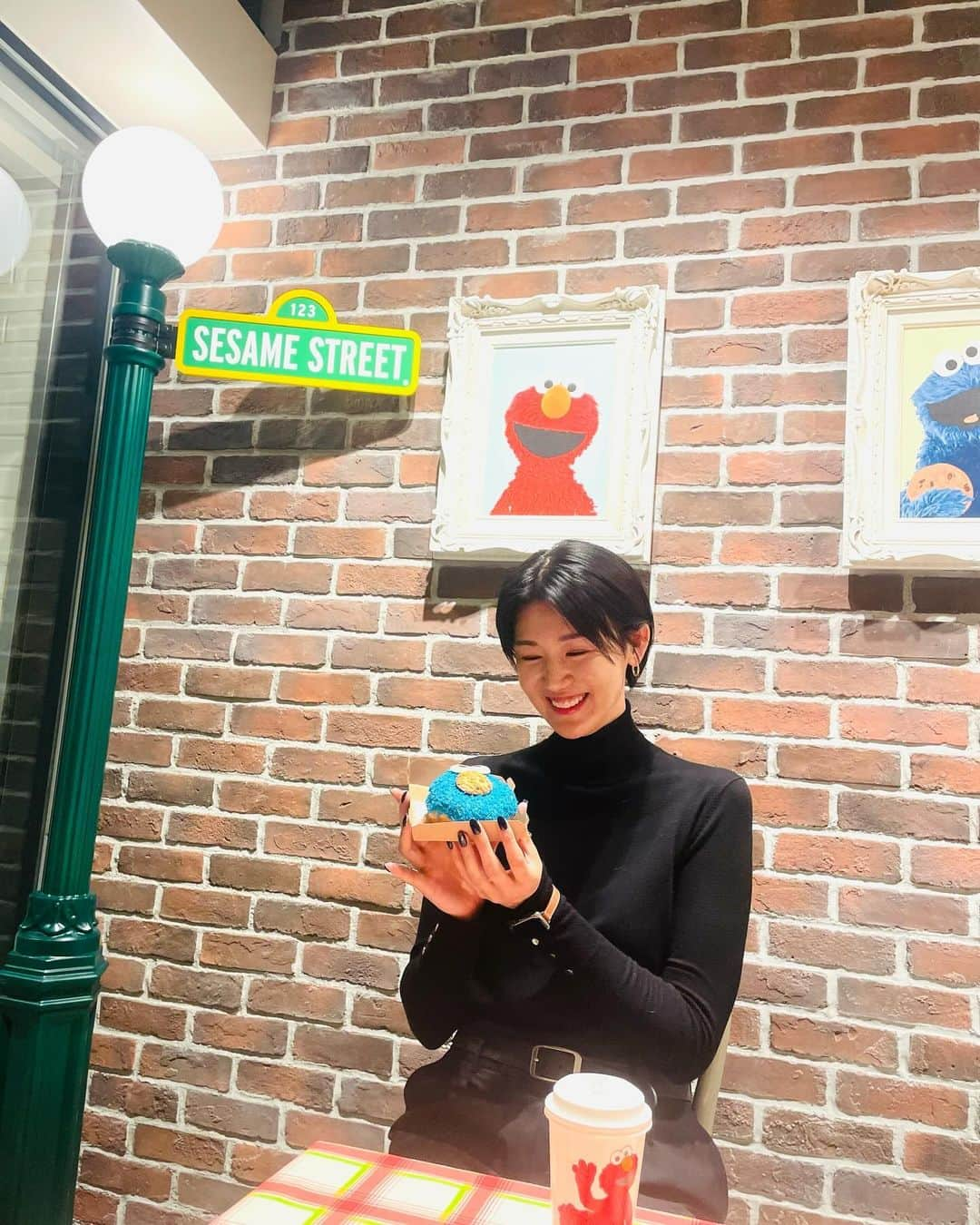 栗原恵のインスタグラム：「. 明日 11/30 thu にOPENする @sesamestreetmarket へ一足先にお邪魔してきました❤️💙💛  カラフルで可愛い空間に アミューズメントパークに遊びに行った気分を味わえました☺️  ドーナツもとっても美味しくてまたすぐ食べにいきたい🍩 購入したグッズもまた改めて載せます✨」