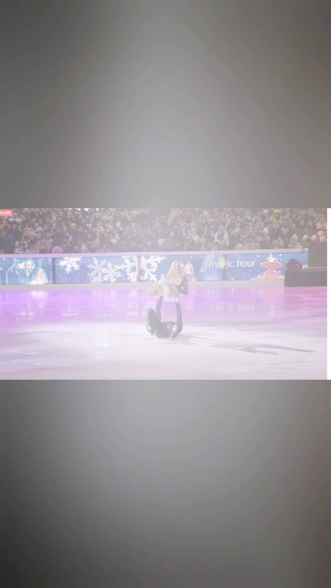 アレクサ・シメカのインスタグラム：「I loved skating under the night sky in Bryant Park!  A bit cold but worth it! 🥶❄️🧊 @oniceperspectives  @bryantparknyc  @bankofamerica  @brandon_f1992」