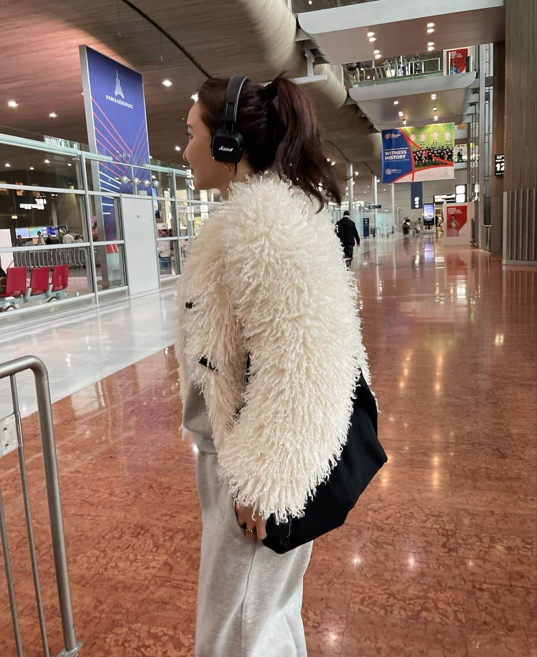 白倉あやさんのインスタグラム写真 - (白倉あやInstagram)「Airport outfits🤍 カジュアルにも着れるfur coat🎄 Xmas boxもいよいよあと2日〜✈️」11月29日 22時05分 - shirakur_a