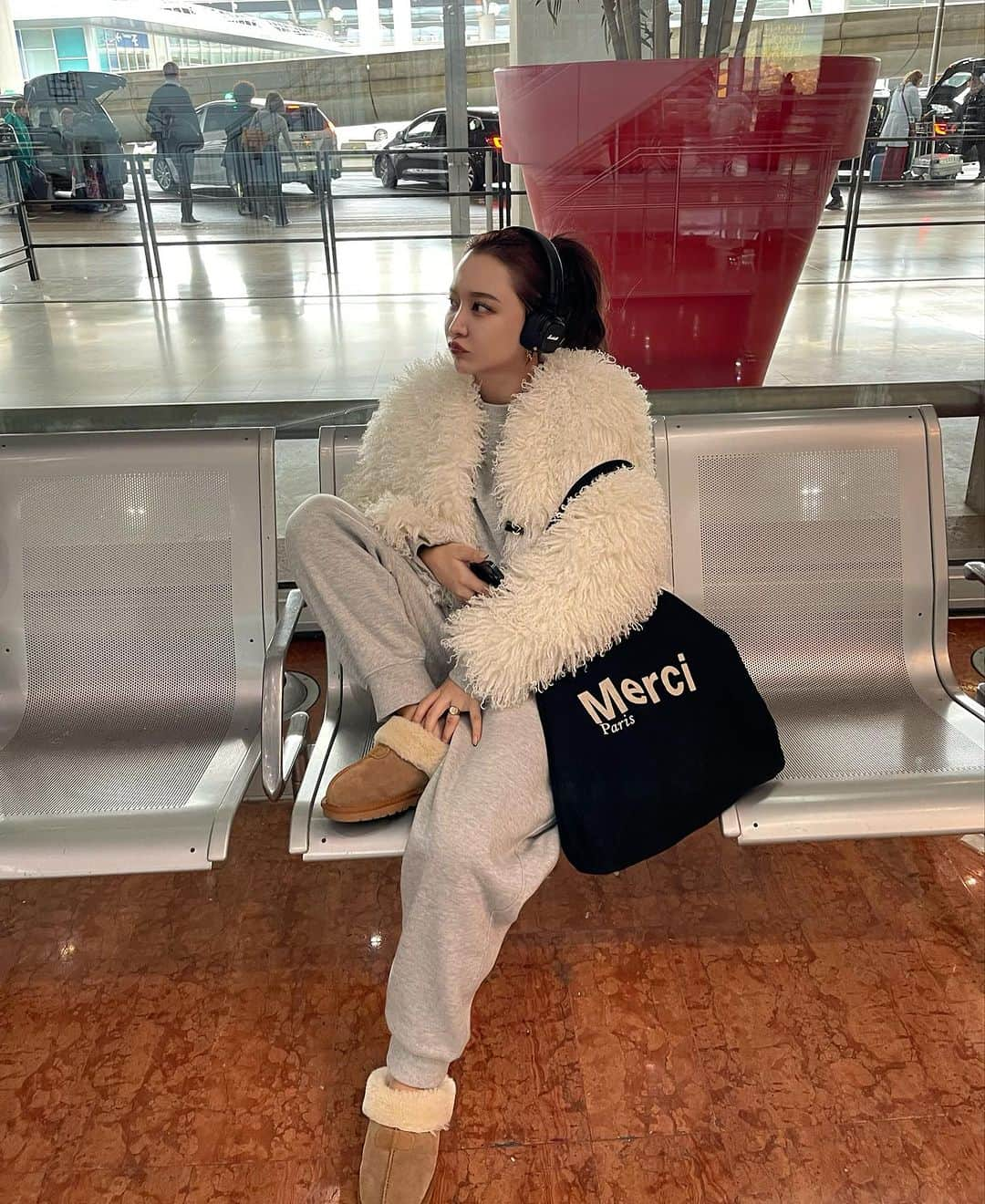 白倉あやさんのインスタグラム写真 - (白倉あやInstagram)「Airport outfits🤍 カジュアルにも着れるfur coat🎄 Xmas boxもいよいよあと2日〜✈️」11月29日 22時05分 - shirakur_a