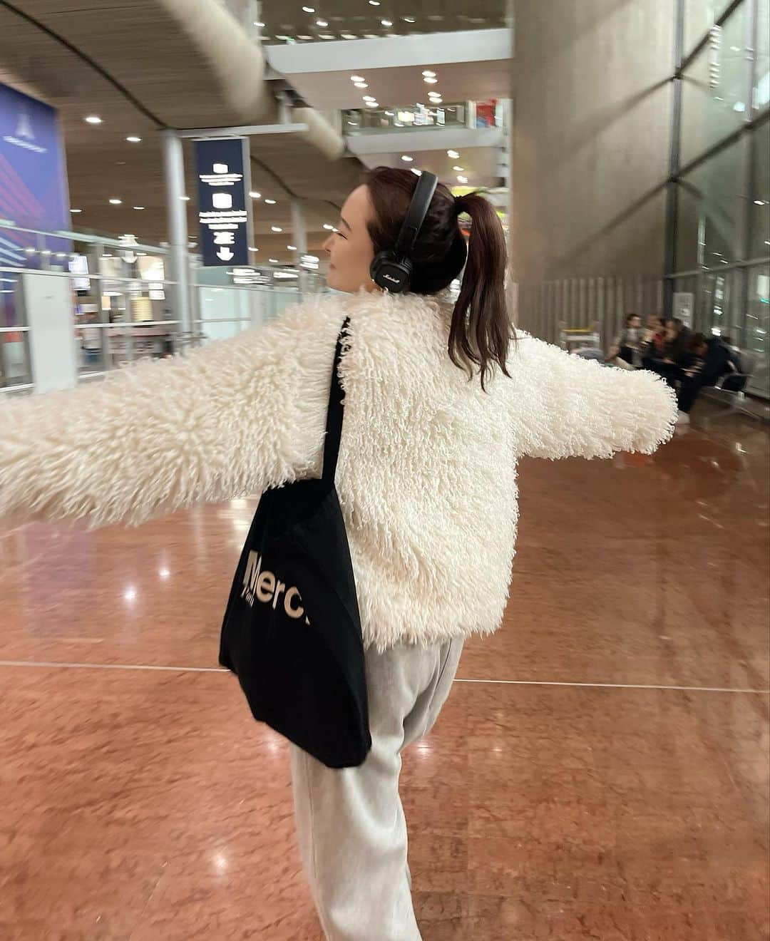 白倉あやさんのインスタグラム写真 - (白倉あやInstagram)「Airport outfits🤍 カジュアルにも着れるfur coat🎄 Xmas boxもいよいよあと2日〜✈️」11月29日 22時05分 - shirakur_a