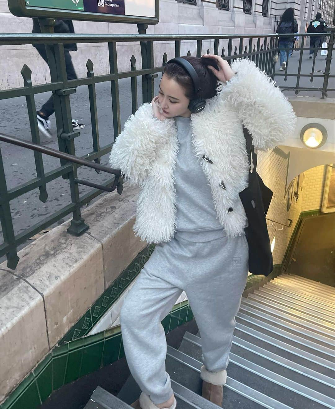 白倉あやさんのインスタグラム写真 - (白倉あやInstagram)「Airport outfits🤍 カジュアルにも着れるfur coat🎄 Xmas boxもいよいよあと2日〜✈️」11月29日 22時05分 - shirakur_a