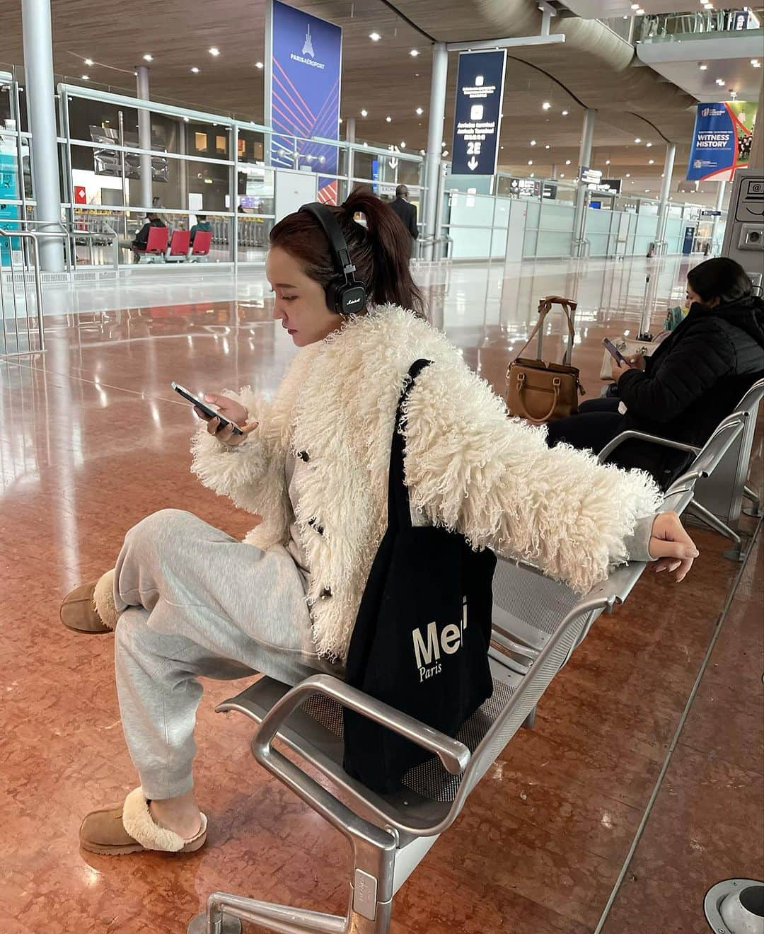 白倉あやさんのインスタグラム写真 - (白倉あやInstagram)「Airport outfits🤍 カジュアルにも着れるfur coat🎄 Xmas boxもいよいよあと2日〜✈️」11月29日 22時05分 - shirakur_a