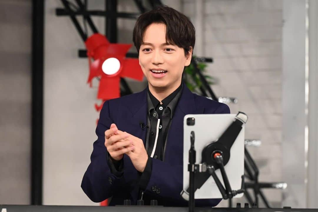 日本テレビ「おしゃれイズム」さんのインスタグラム写真 - (日本テレビ「おしゃれイズム」Instagram)「#前田裕二 さんをお迎えした前回の #おしゃれクリップ 🎸  「スタジオが夏になった！！」と盛り上がった即興セッションのオフショットをまとめて投稿します🙌 この時間がずっと続けばいいのに〜と思いましたね☺️ 欲を言えばミスチルもオレンジレンジも聴きたかった…！  ちなみに、初めて買ったCDはみんなに聞いたのですが、 いげちゃんは衝撃の「データで購入」のためCDを買うことはないそうです🫨 みなさんはどっち派ですか？ 形は変われど音楽を楽しむ気持ちは一緒ですよね💓  ・白い雲のように ・夏色 ・Forget-me-not をお届けした今回、 TVerでの見逃し配信は日曜夜まで、huluではまだまだ見られます🌟  #山崎育三郎 #井桁弘恵 #佐倉綾音」11月29日 22時07分 - oshare_clip_ntv