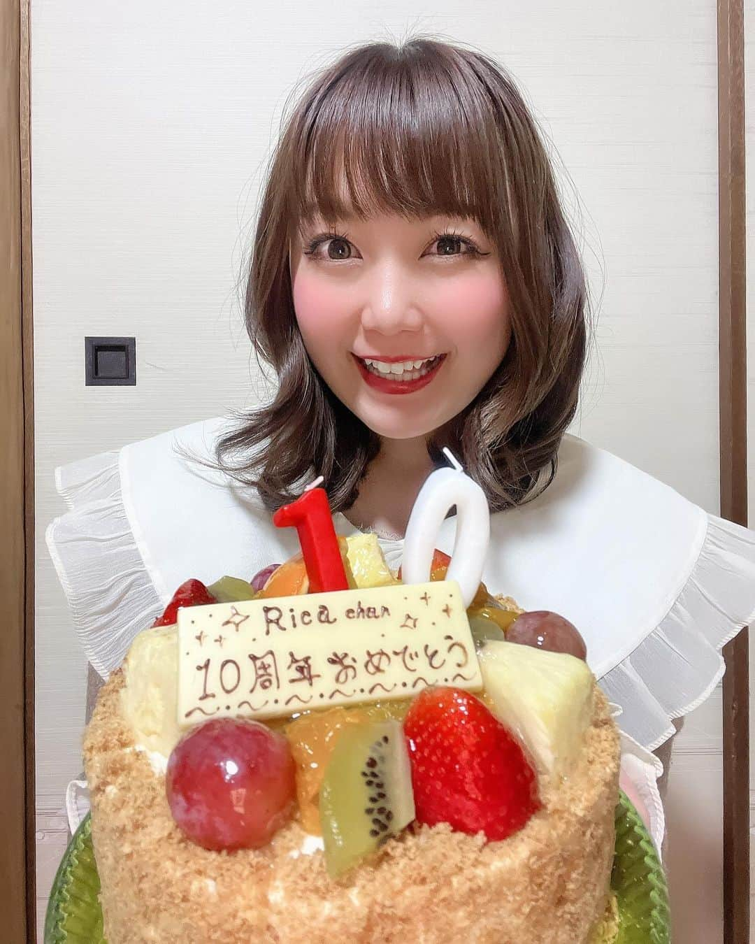 嶋梨夏のインスタグラム：「今日2023年11月29日で、東京で芸能デビューしてから10周年を迎えました🎉 嶋梨夏と出会って下さり、応援して下さっている皆さま、本当にありがとうございます！！ 10年というひとつの節目を迎えられたからこそ、より一層この世界で生きることをやめたくないと思いました。この先も皆さんと一緒に走り続けていきたいです。 感謝の気持ちを言葉に、形にして届けていきます💐 これからも嶋梨夏を末永くよろしくお願いします✨✨✨ . . . . . #被写体 #お仕事依頼受付中 #10周年 #10thanniversary #デビュー10周年 #11月29日 #お祝いケーキ #お祝い #ケーキ #cake #むちむち #ぷに子 #アラサー女子 #平成元年生まれ #150cm #ファインダー越しの私の世界 #ポートレート #ポートレート撮影 #女優 #actress #photooftheday #JAPAN #japanesegirl #instagood #followme #ricashima #嶋梨夏」