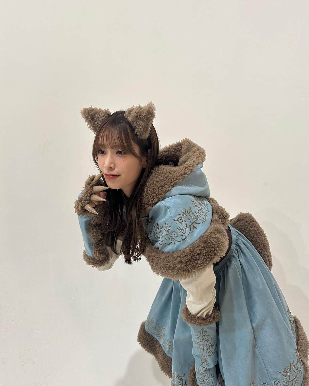 佐々木久美さんのインスタグラム写真 - (佐々木久美Instagram)「日向坂46と不思議な図書室  サンタになったりオオカミになったりしてます🎅🩶🐺イベント盛りだくさんです！チェックしてみてください✔️  #ひな図書 #kumigram」11月29日 22時07分 - kumisasaki_