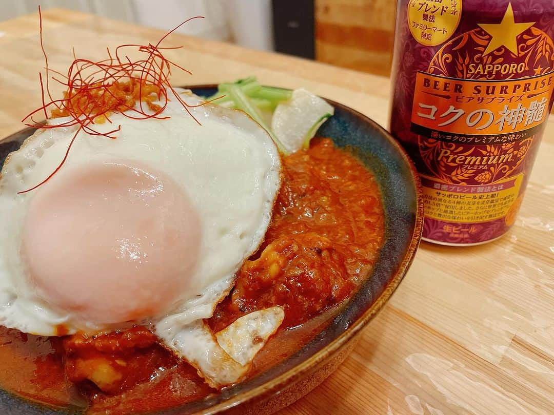 古賀麻里沙のインスタグラム：「みなさんこんばんは🌛 今日も飲んでますか？？酔い子の味方、ビールおねえさん古賀麻里沙です。  今宵のご褒美ールはコクの神髄🍻  ファミマ限定サッポロビールビアサプライズ第13弾「コクの神髄」 グラスに注いだ瞬間から広がる上品な香り。 4種の麦芽を通常の1.5倍使用したとだけあって色が濃い。一口含めば麦の旨みが押し寄せてくる。芳醇で濃厚、麦を味わう一杯です。あまり冷やしすぎずにゆったりと飲むのがおすすめ。  本日11月29日はいい肉の日🍖  ということで、お肉たっぷりチキンカレー🍛  半熟卵焼きにカブのバターソテーを添えて。 スパイスたっぷりのコク深いカレーに濃厚なビールがよく合う😊  皆さんはお肉食べましたか？  ——————————————— サッポロビール ビアサプライズ コクの神髄 アルコール度数:6% 発売日:11/28( 火) 販売店舗:全国のファミリーマート ———————————————  #今宵のご褒美ール #ビール #クラフトビール #ビール女子 #ご褒美ール #今宵のご褒美ール  #啤酒 #beer #craftbeer #乾杯 #生ビール #飯テロ #深夜の飯テロ  #サッポロビール #コクの神髄  #いい肉の日 #カレー #チキンカレー #curry #肉」