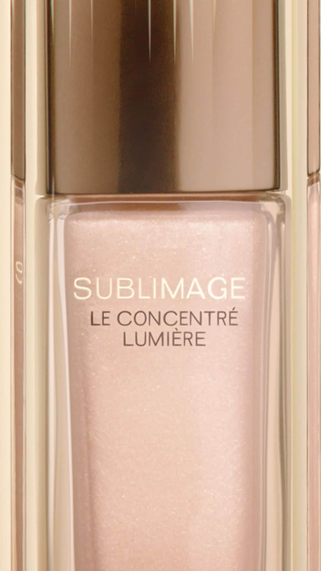 シャネルのインスタグラム：「Limited edition. SUBLIMAGE LE CONCENTRÉ LUMIÈRE Enriched with pearlescent pigments of varying size, this new highlighter offers a sheer, lightweight gel formula and an instant and long-lasting multifaceted glow. Touches of light sculpt the contours of the face. The formula, infused with intense Vanilla Planifolia water and enriched with hyaluronic acid, instantly provides skin with hydration and a fresh feeling, for comfort that lasts throughout the whole day. The fan brush allows for precise application and creates a glowing complexion.  Available as a limited-edition release.  #SUBLIMAGE #CHANELMakeup #CHANELSkincare」